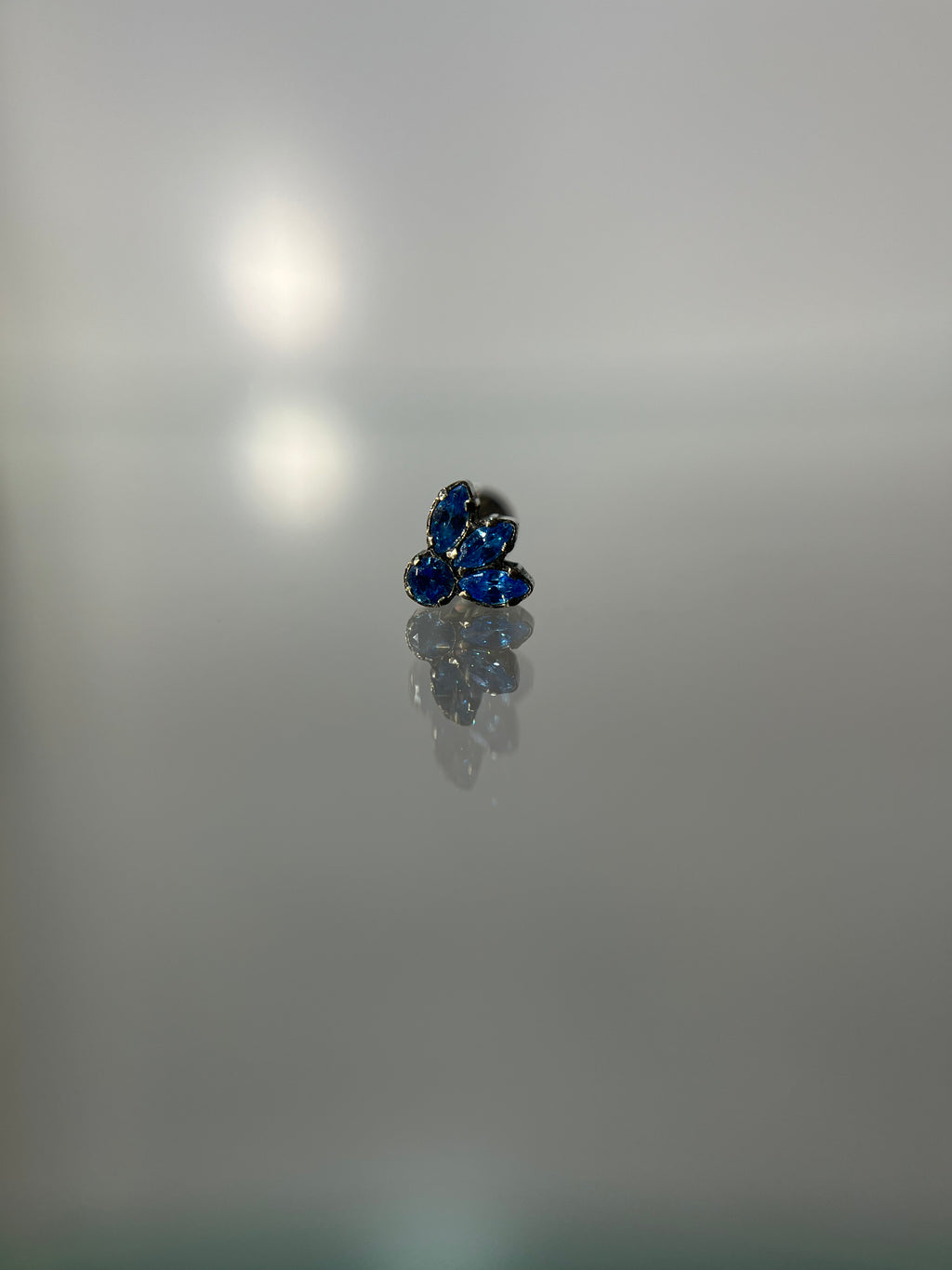 Piercings flor celeste (cierre plano)