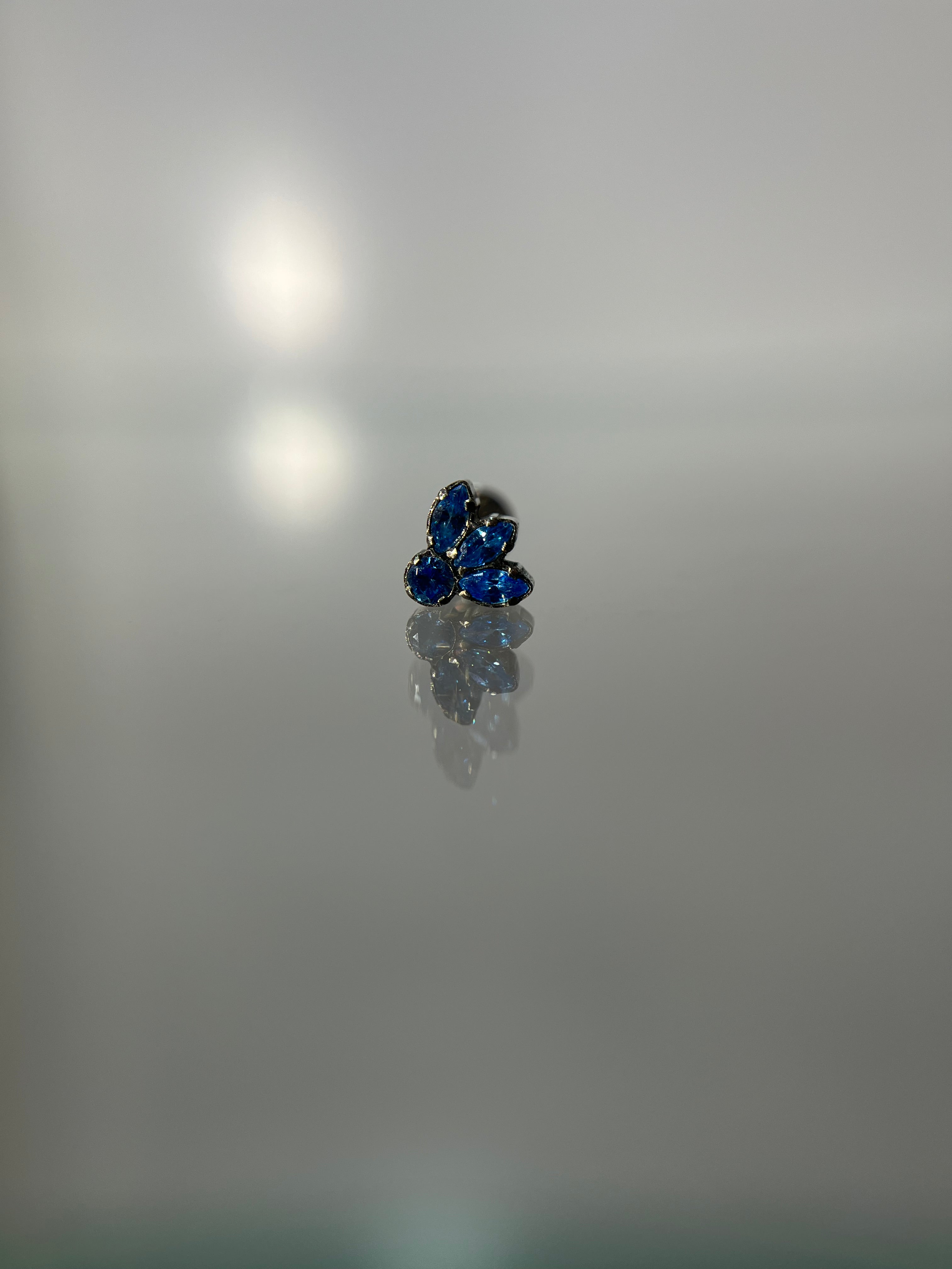 Piercings flor celeste (cierre plano)