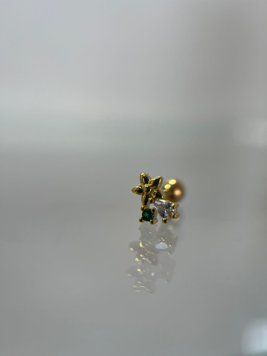 Piercing floral titanium dorado (cierre bolilla)