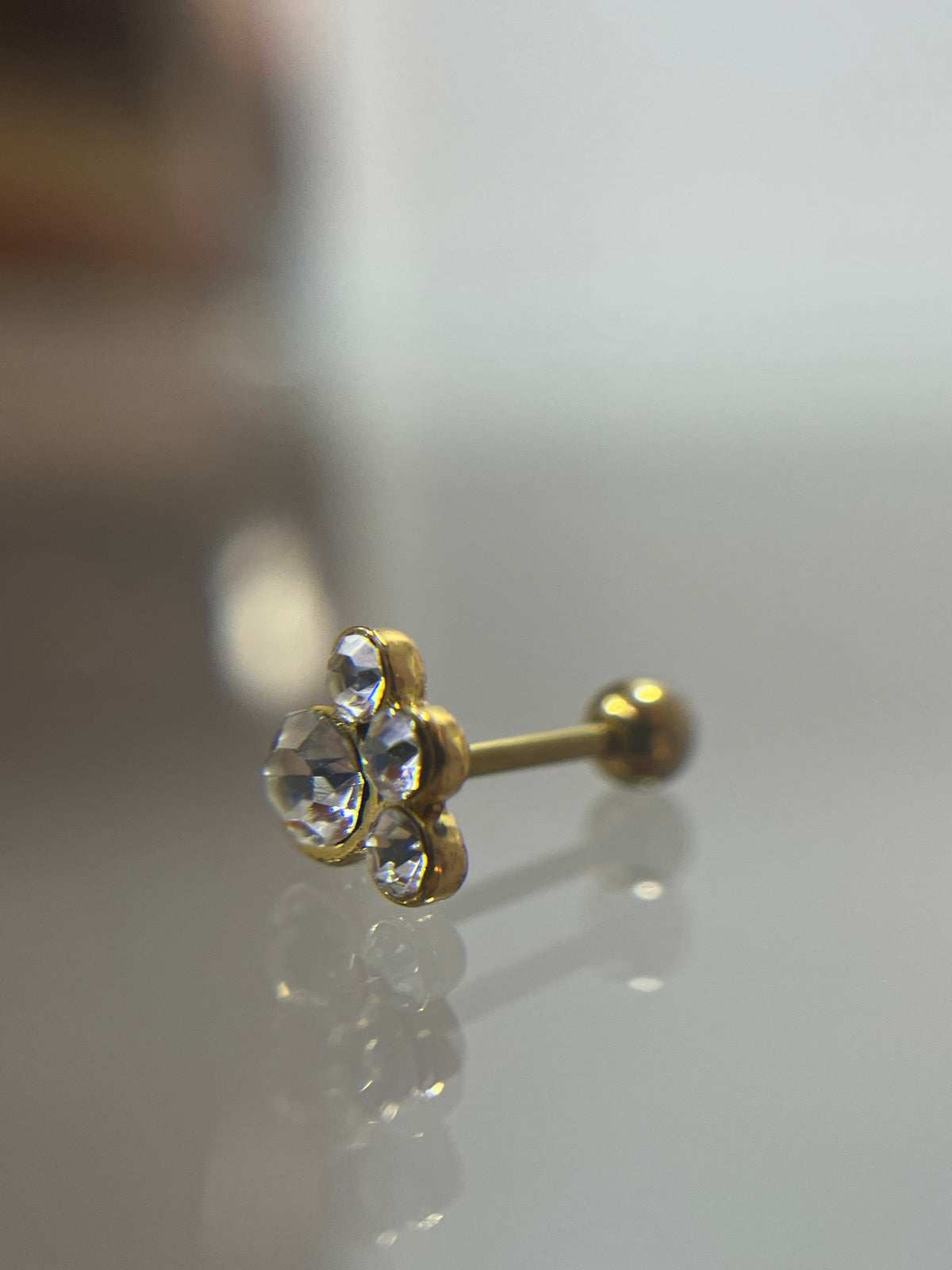 Piercing titanium huella dorado (cierre bolilla)