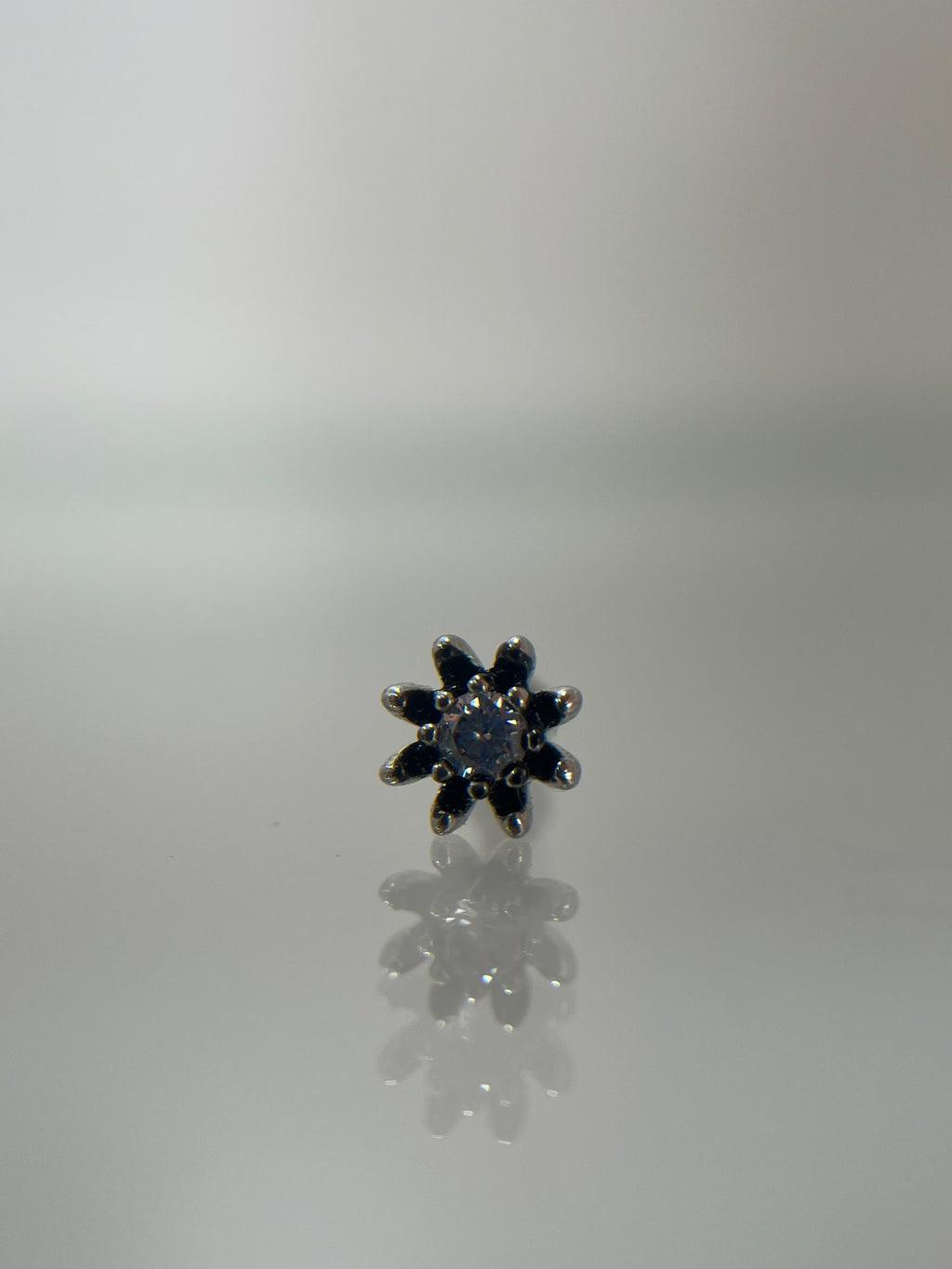 Piercing flor cristal acero plateado (cierre bolilla)