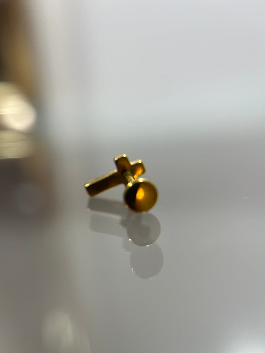 Piercing cruz dorado titanium  (cierre plano)