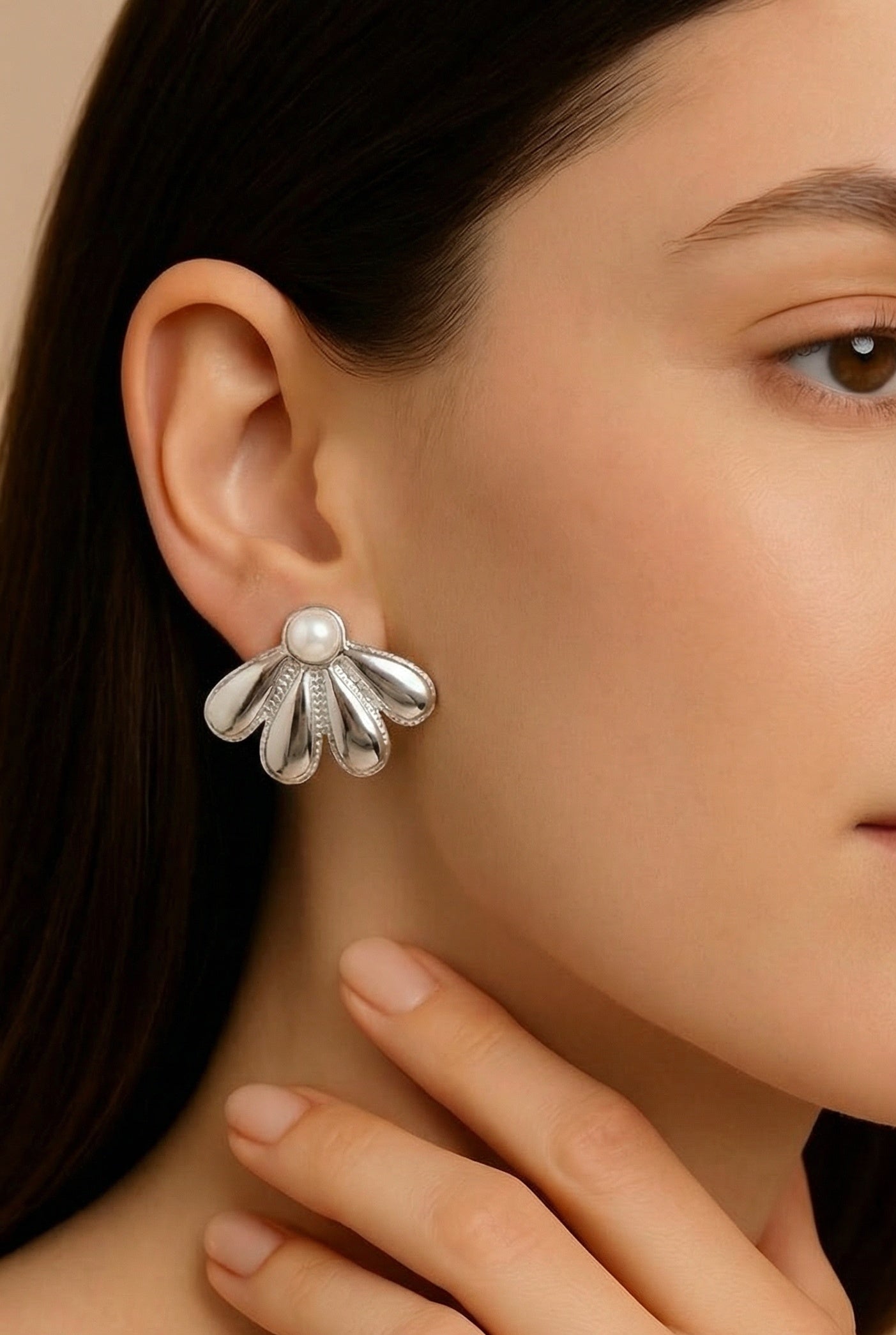 Aretes flor con perla incrustada