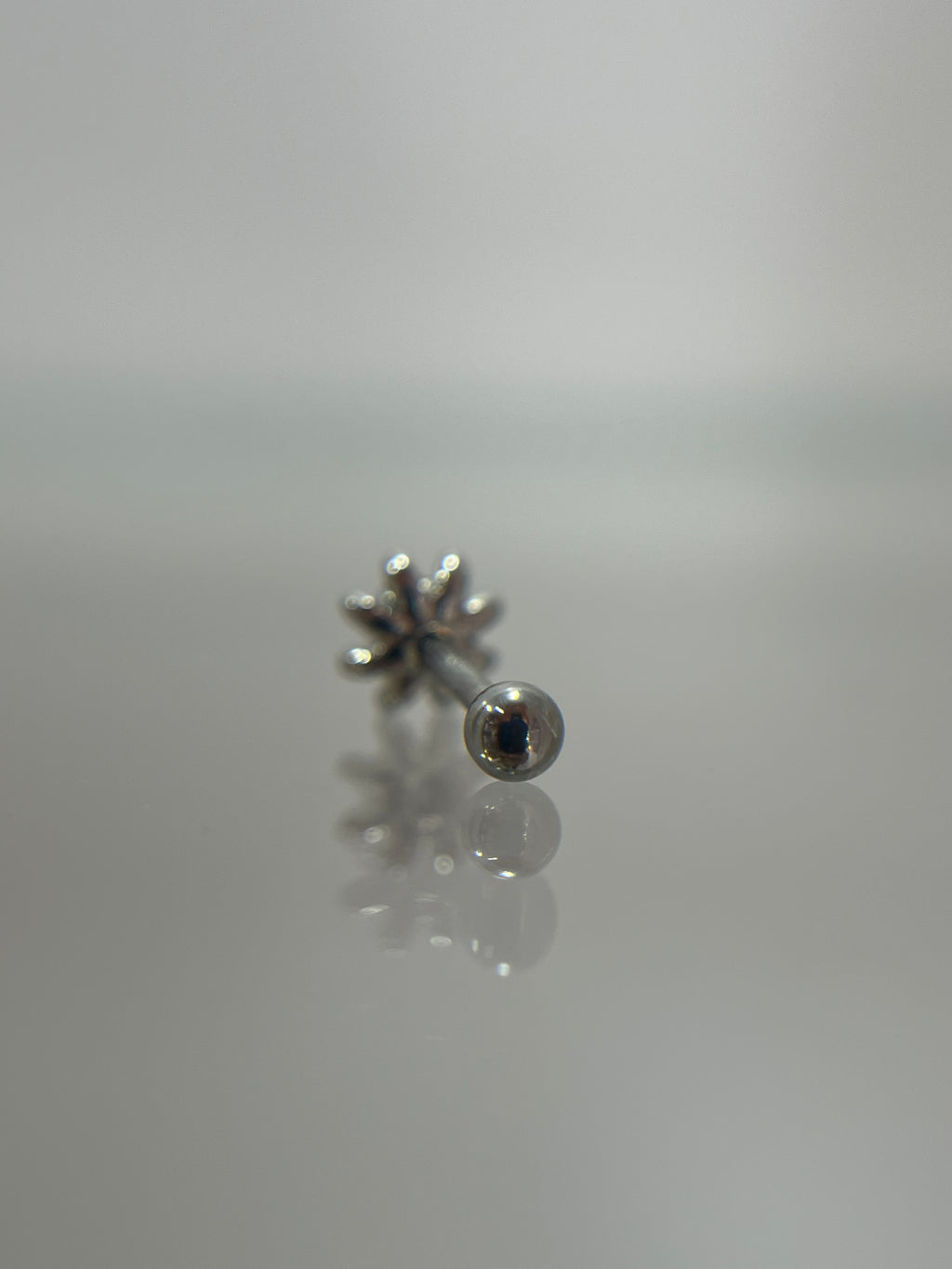 Piercing flor cristal acero plateado (cierre bolilla)