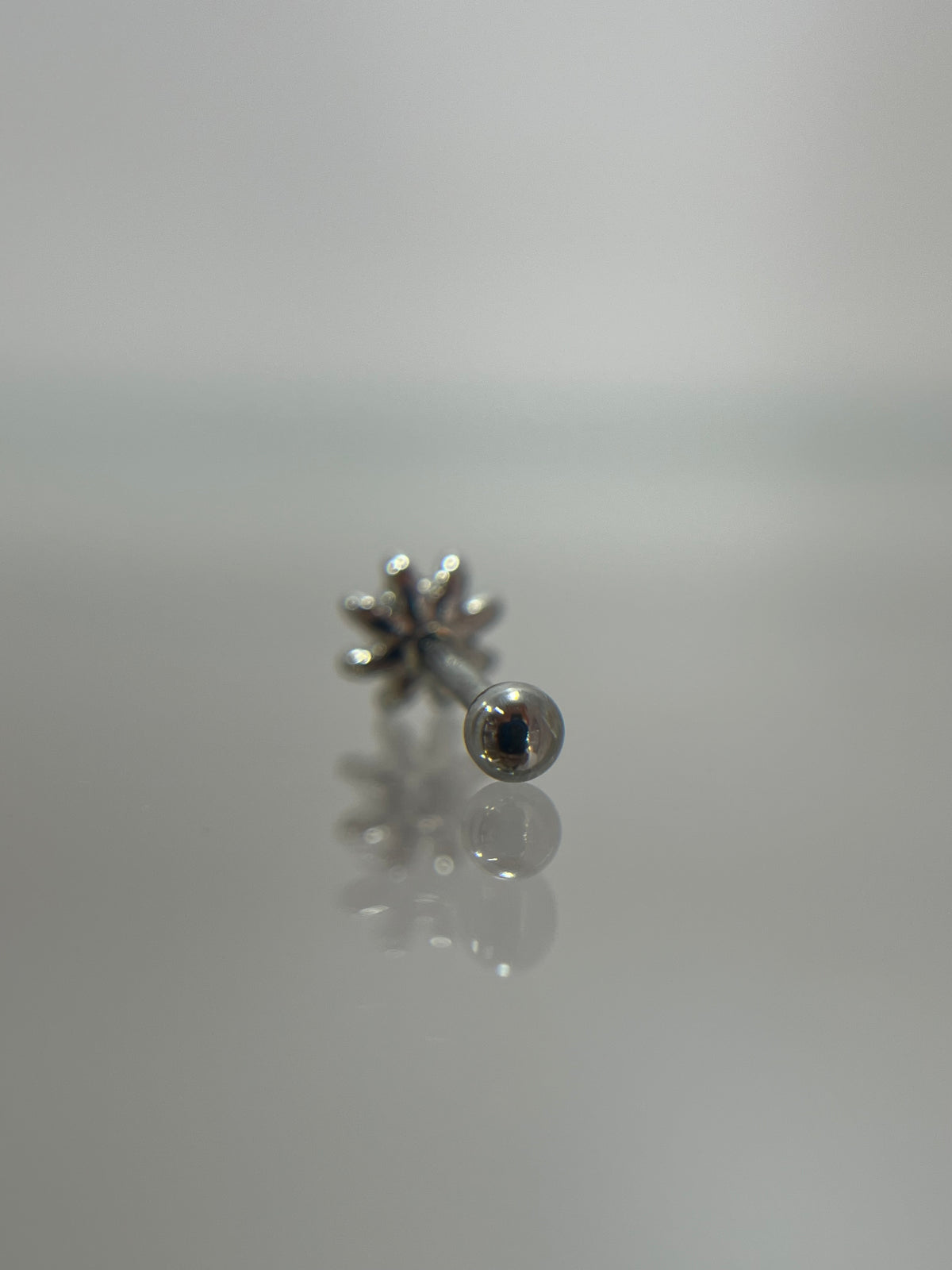Piercing flor cristal acero plateado (cierre bolilla)