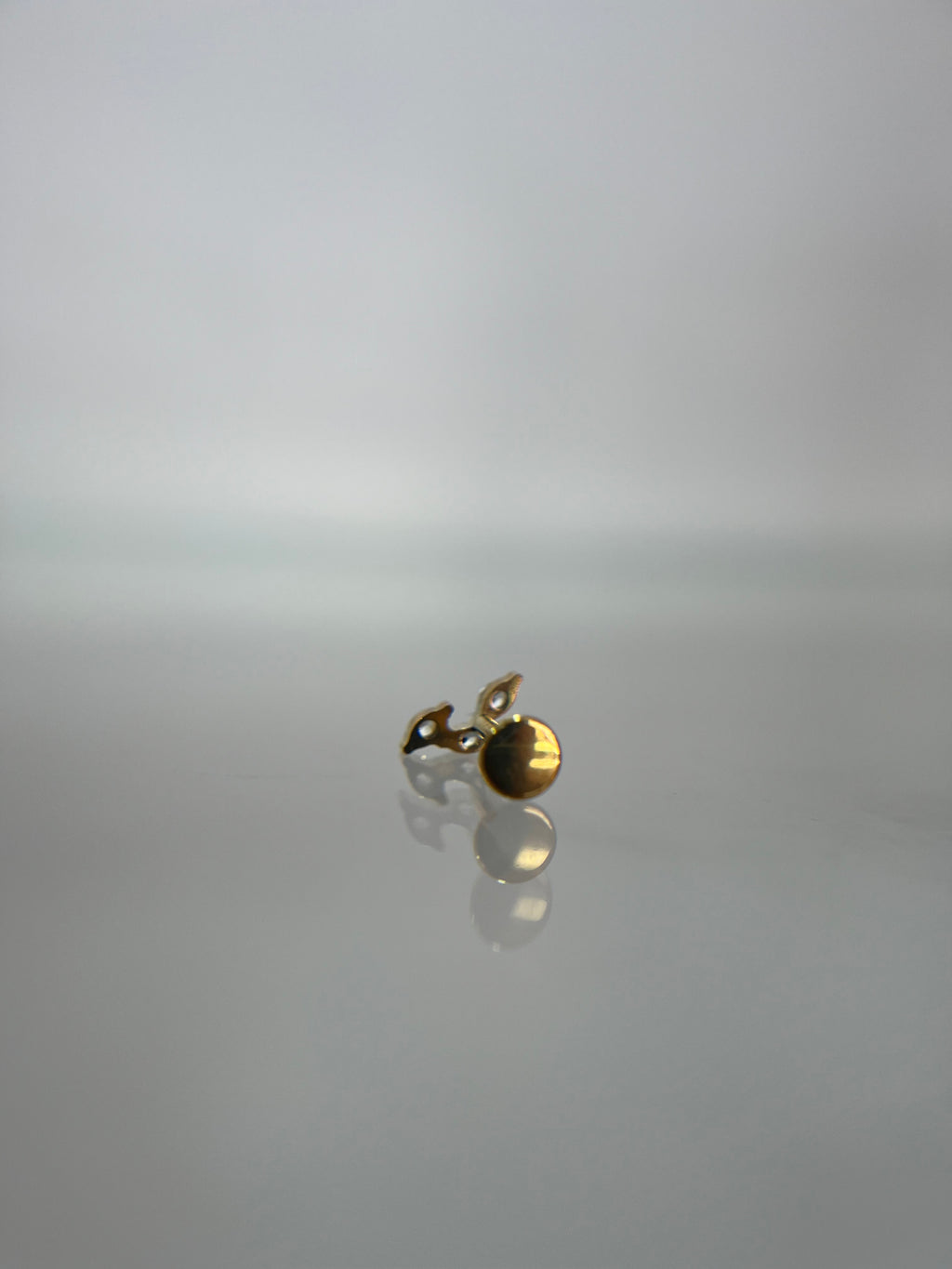 Piercing tres piedras titanium dorado (cierre plano)