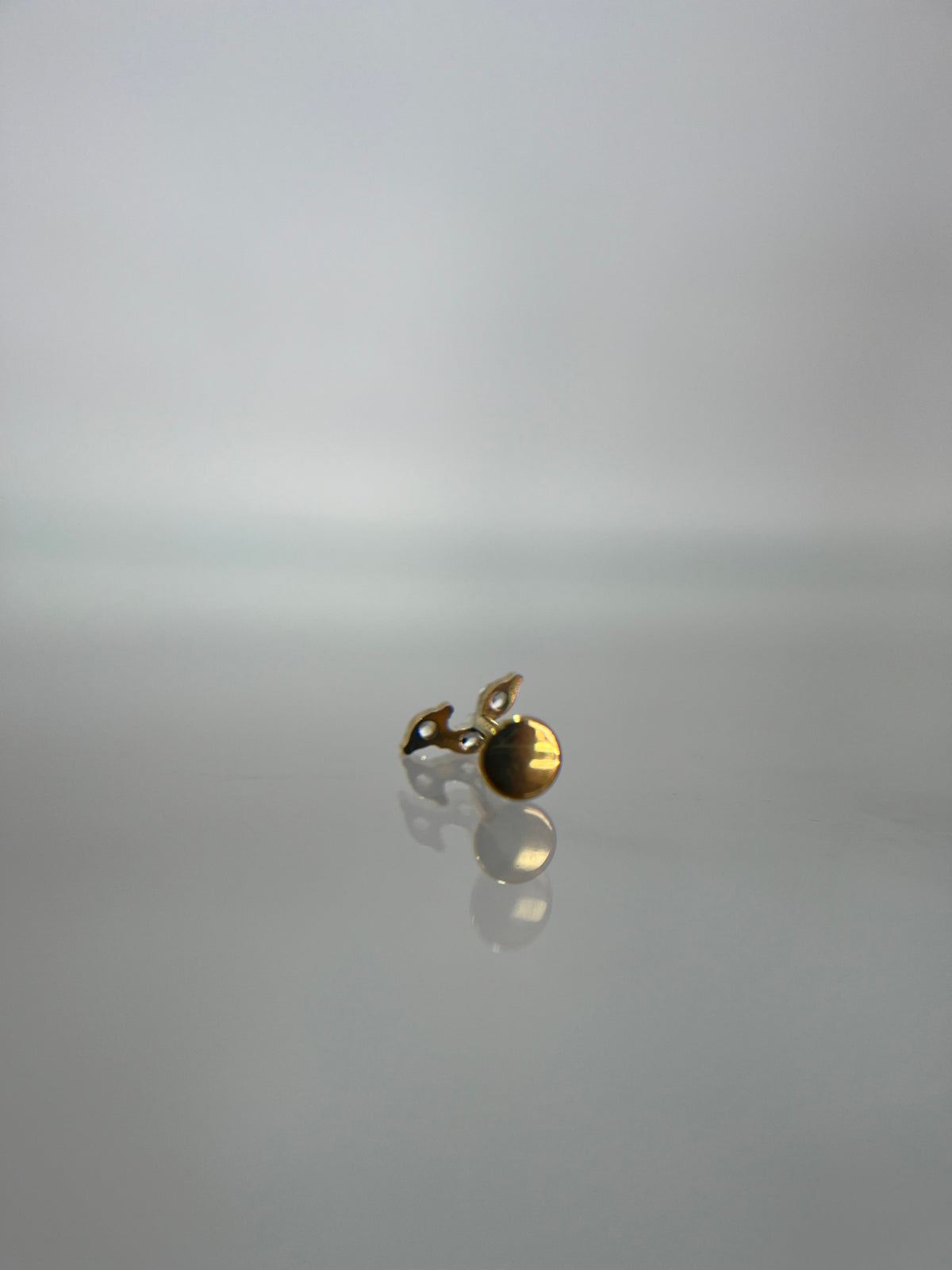 Piercing tres piedras titanium dorado (cierre plano)