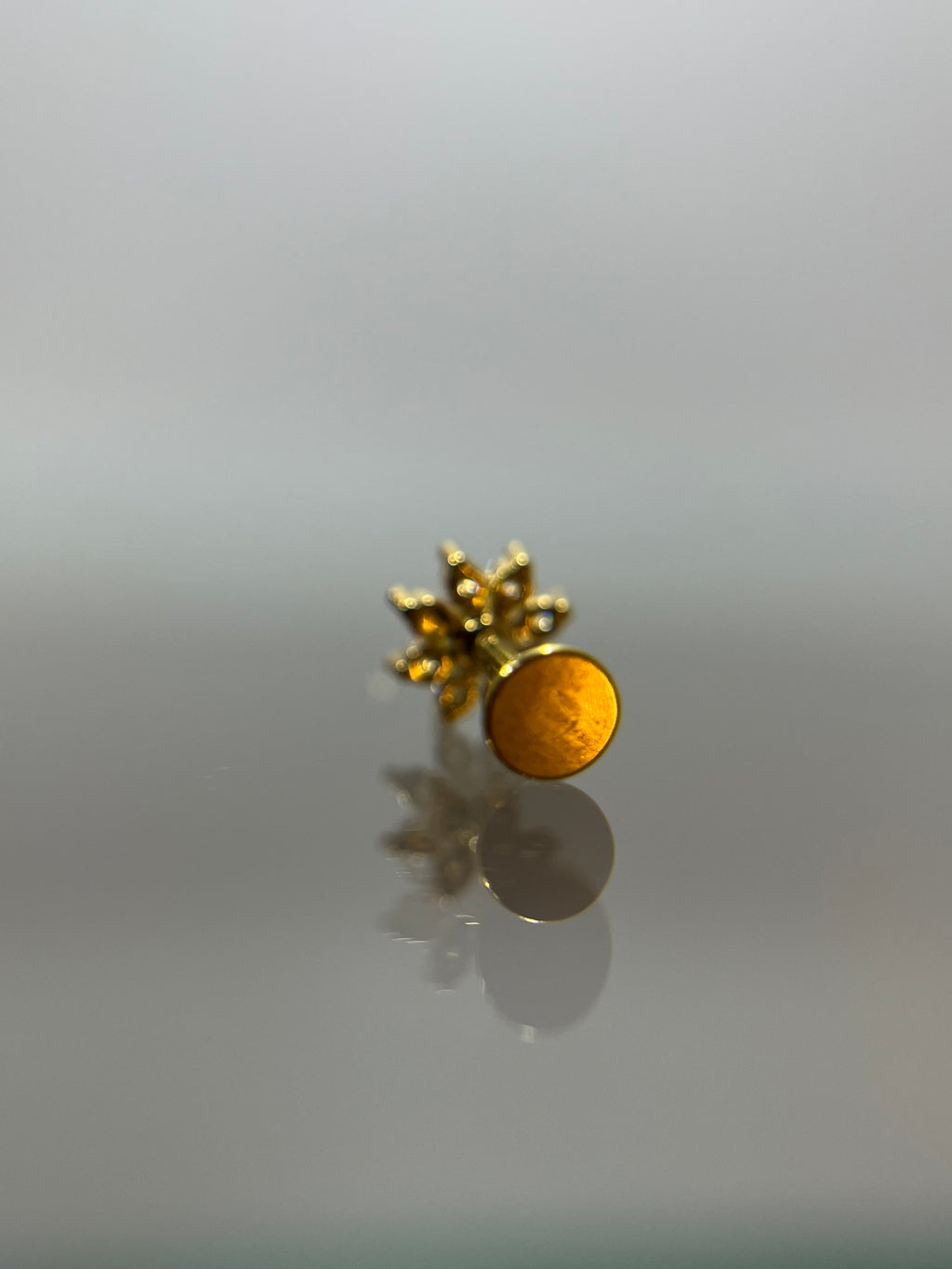 Piercing flor Dalia dorado titanium (cierre plano)