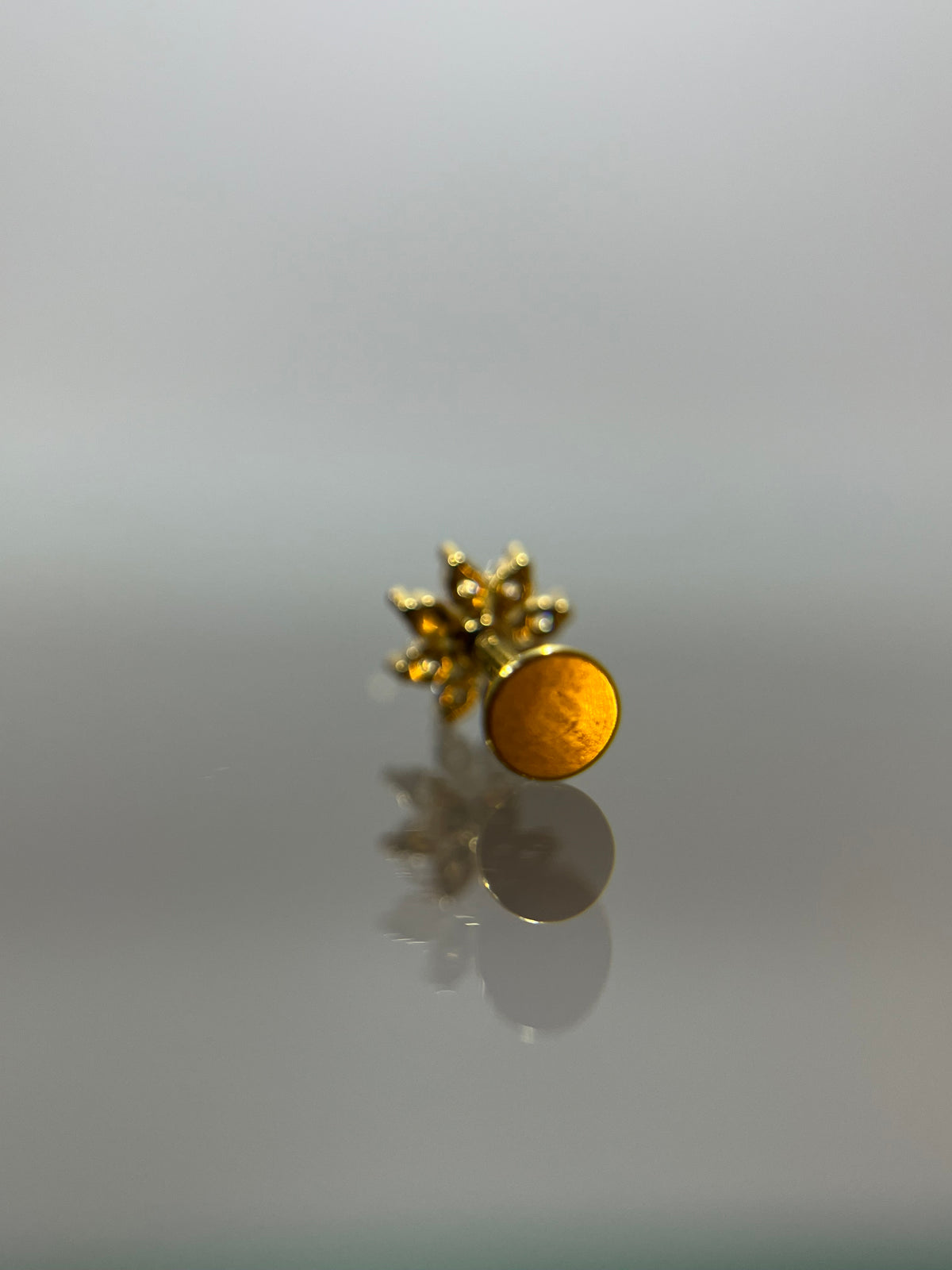 Piercing flor Dalia dorado titanium (cierre plano)