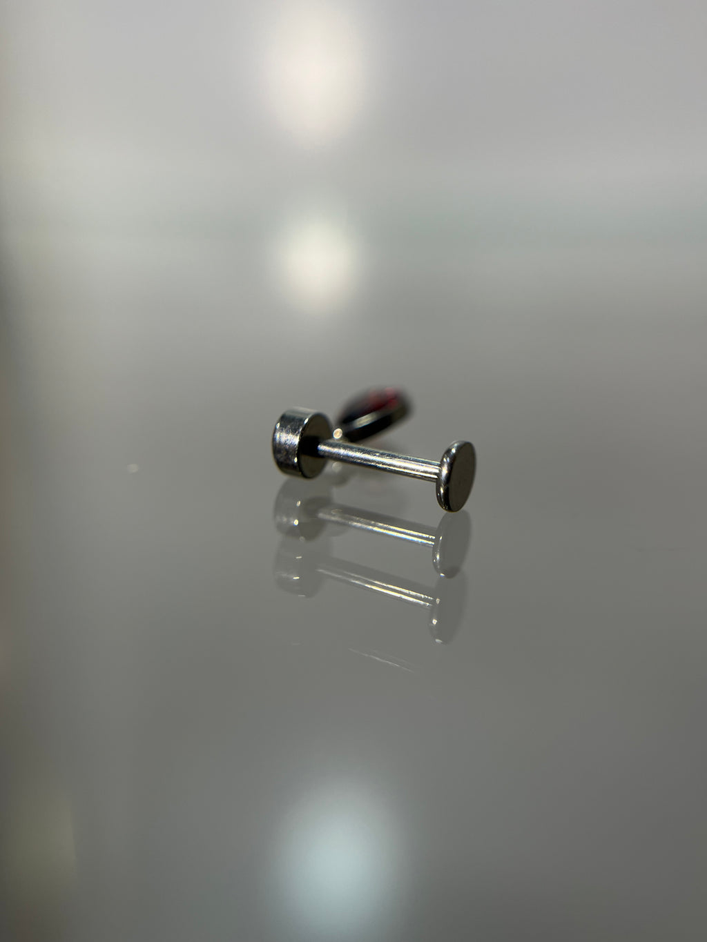 Piercings colgante rojo (cierre plano)