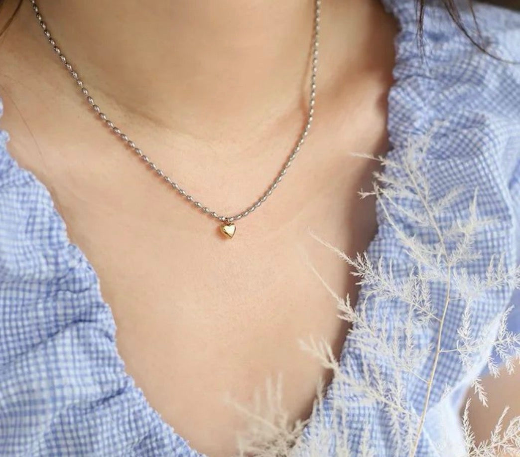 Collar color plata con corazón color dorado