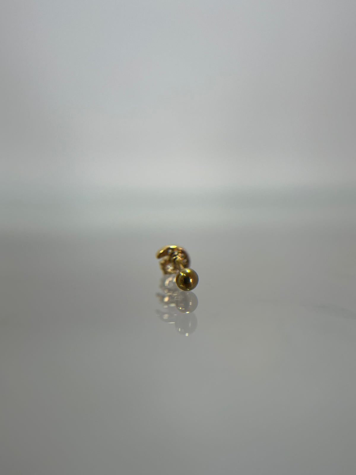Piercing media luna titanium dorado (cierre bolilla)
