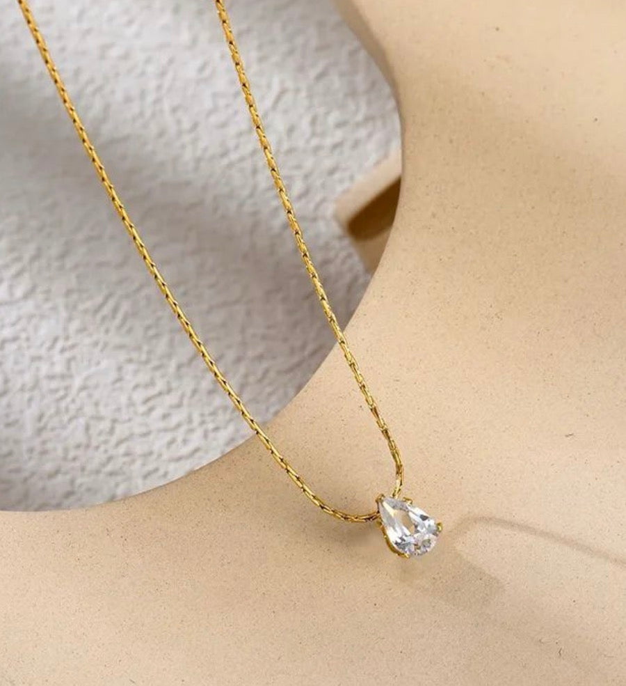 Collar con cristal en forma de gota