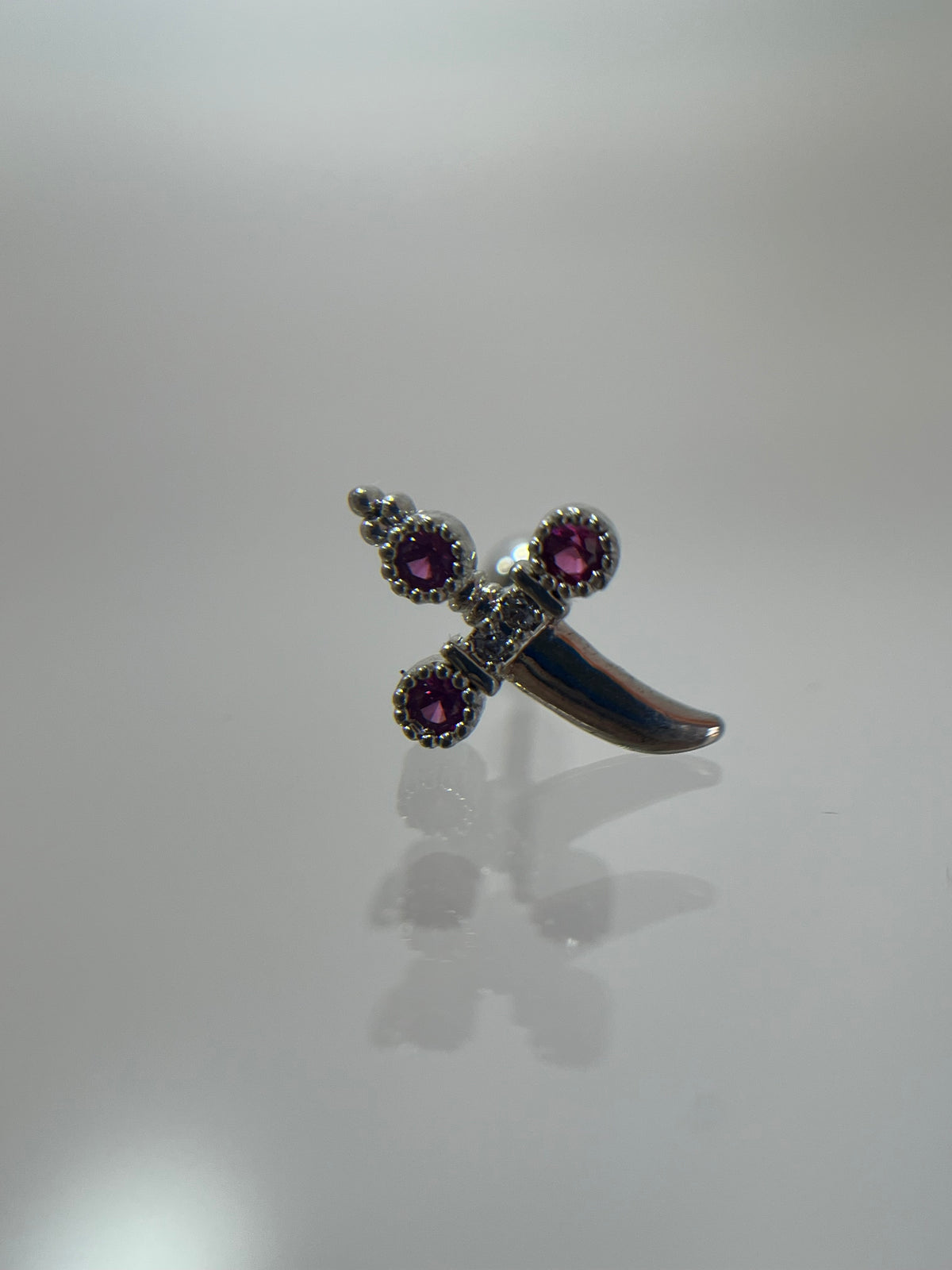 Piercing daga acero plateado (cierre bolilla)