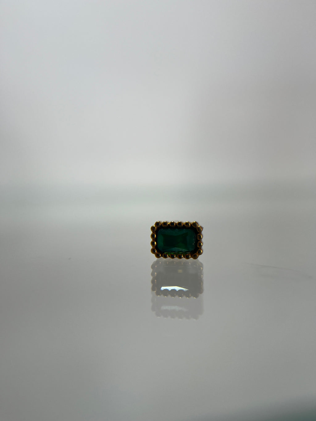 Piercing rectangular titanium dorado (cierre bolilla)