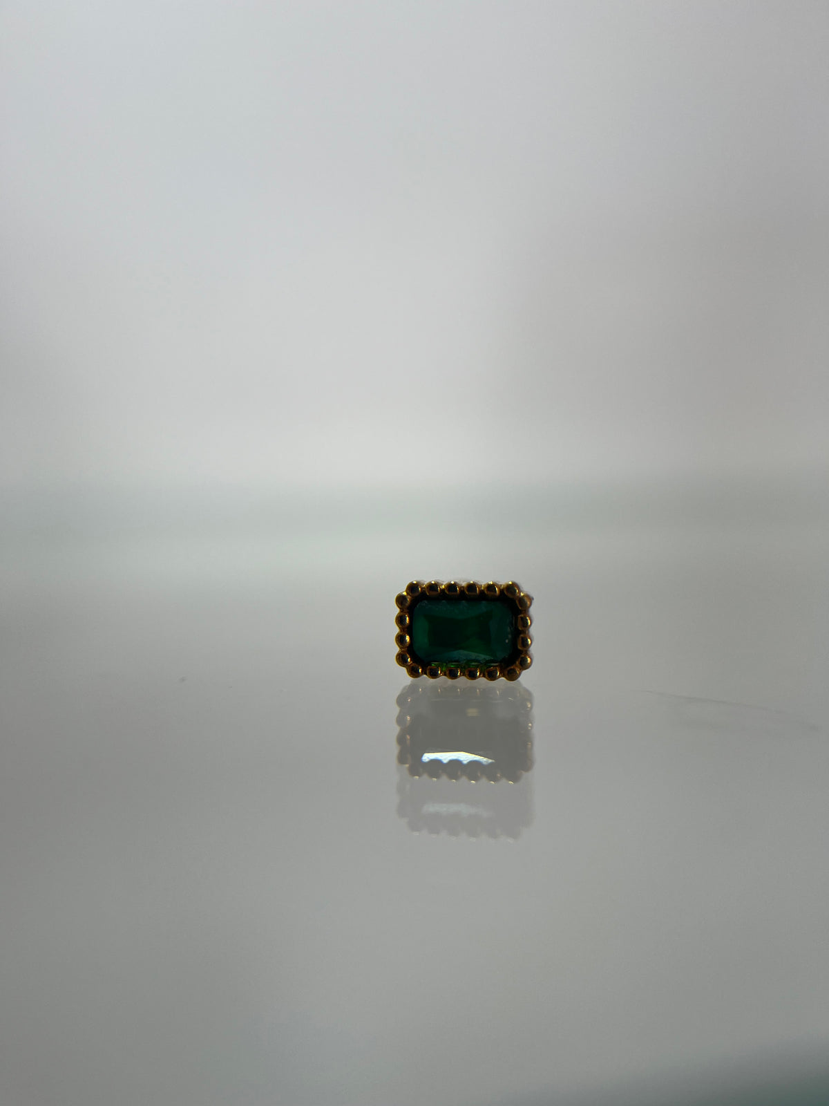 Piercing rectangular titanium dorado (cierre bolilla)