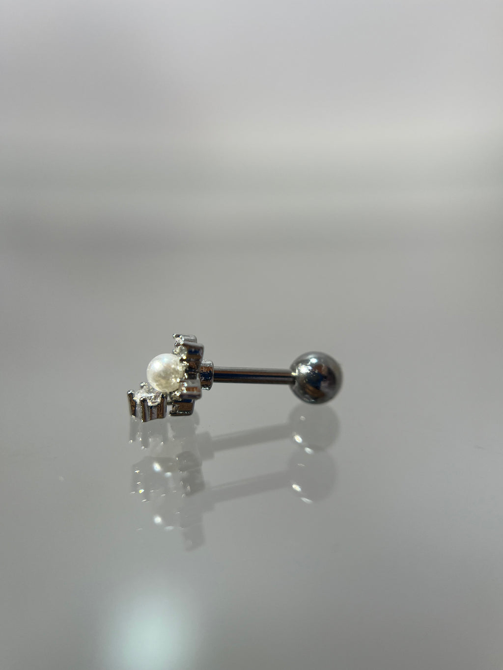 Piercings flor perlada (cierre esfera)
