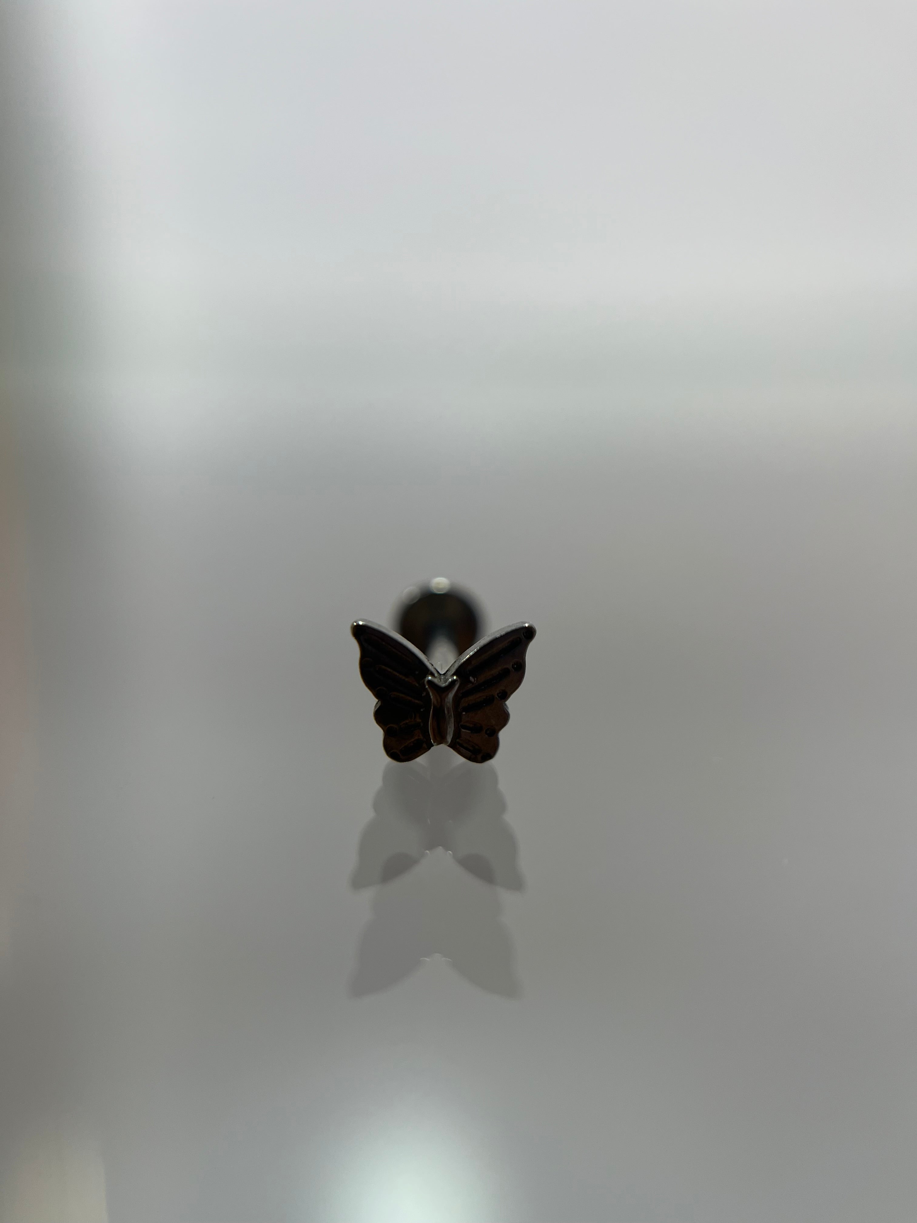 Piercings mariposa (cierre plano)