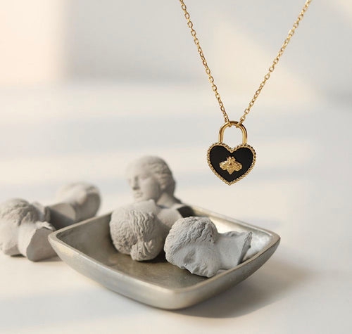 Collar corazón negro de abejita dorado