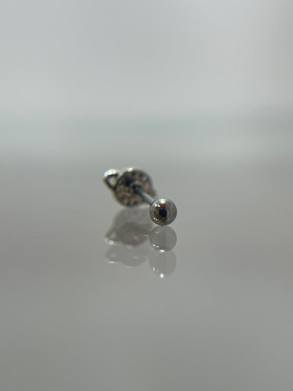 Piercing planeta acero plateado (cierre bolilla )
