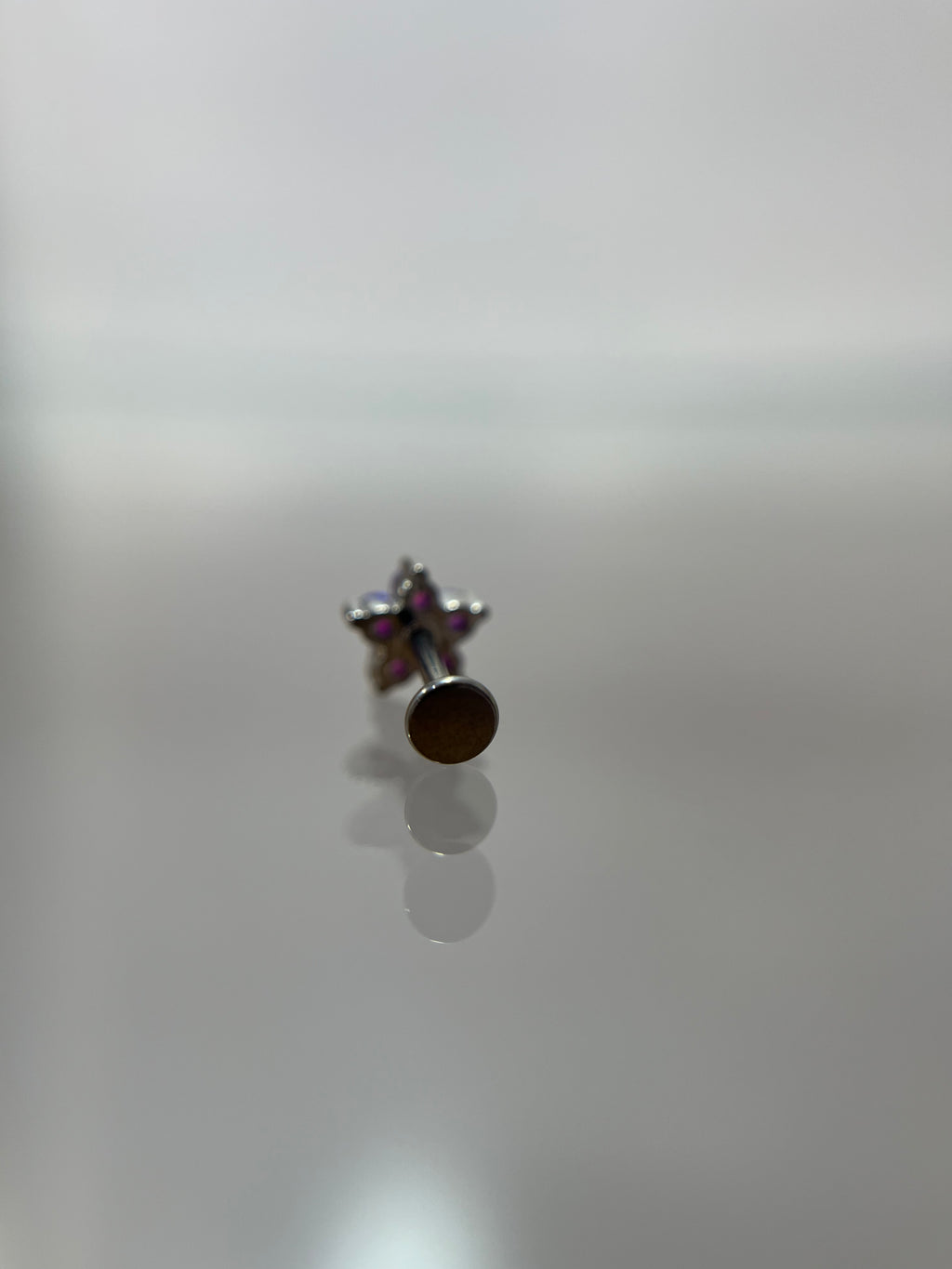 Piercings flor morada (cierre plano)