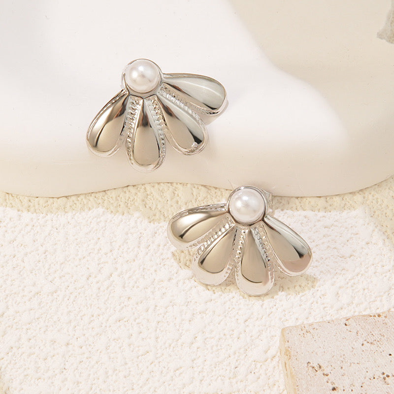 Aretes flor con perla incrustada