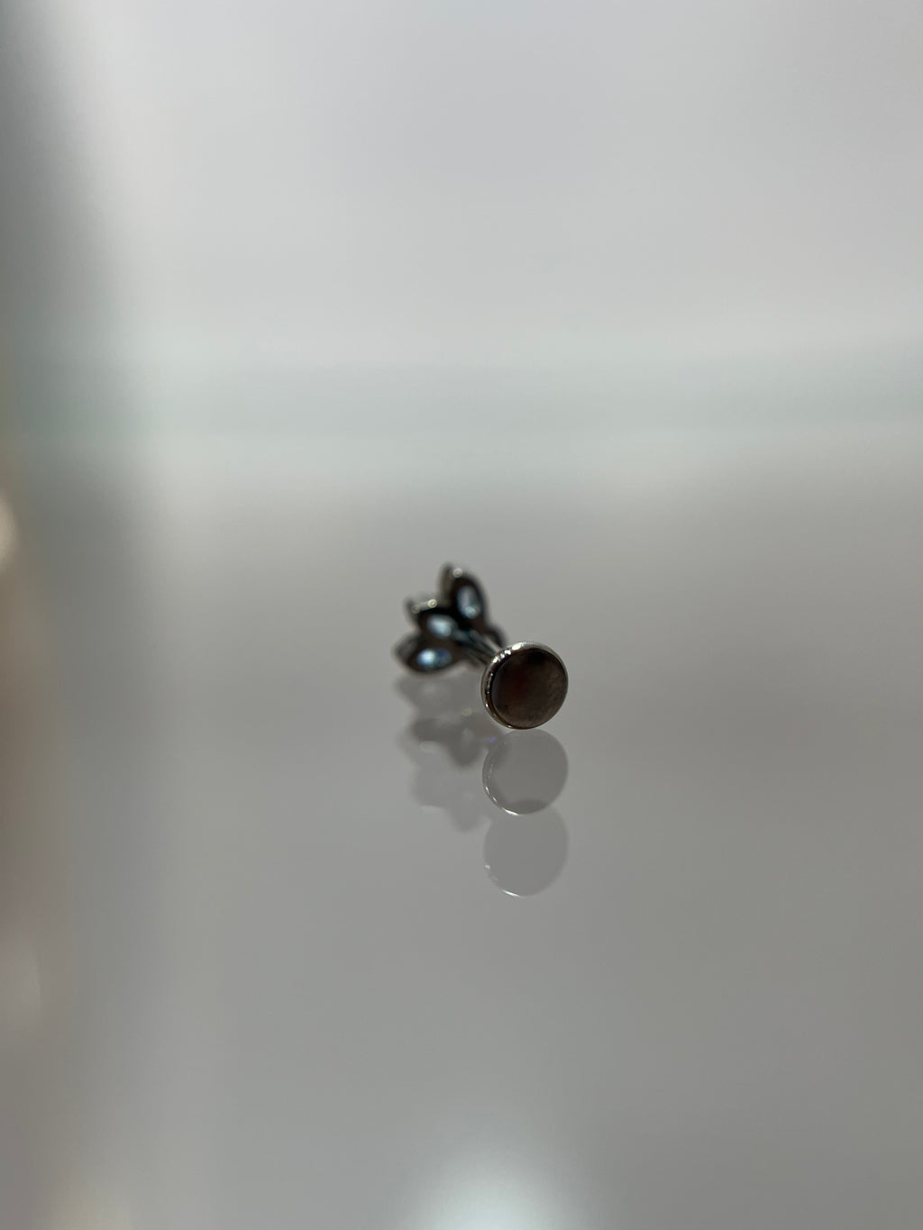 Piercings flor celeste (cierre plano)
