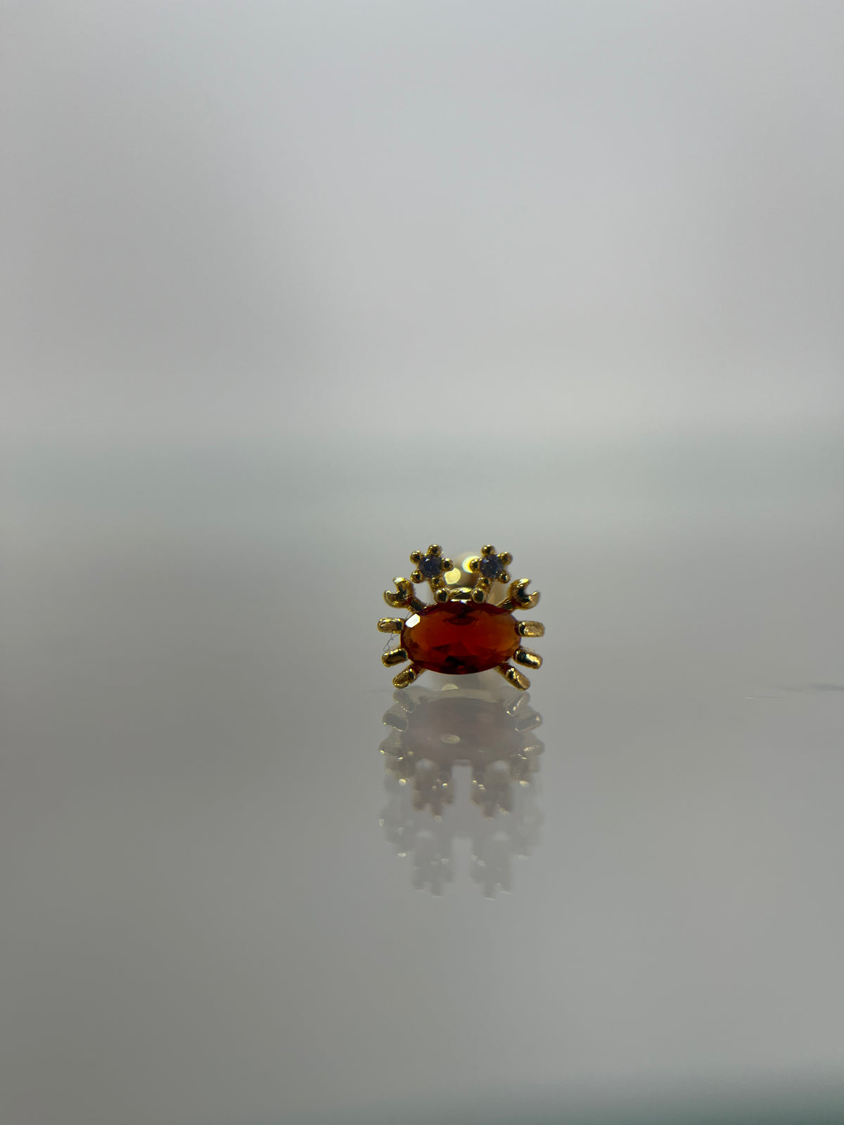 Piercing cangrejo titanium dorado (cierre bolilla)