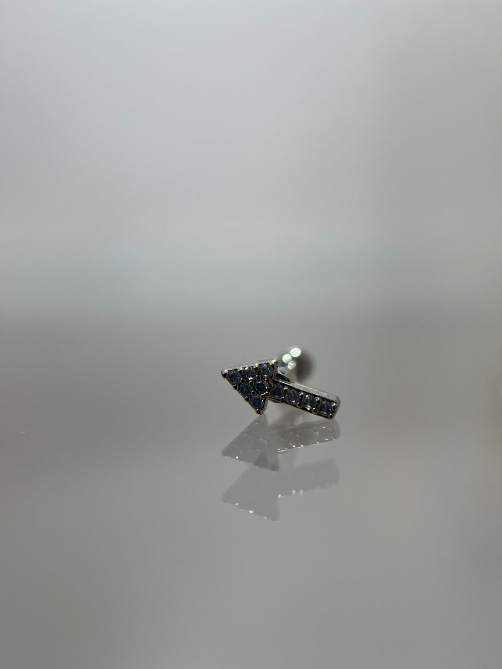 Piercing flecha acero plateado (cierre bolilla)