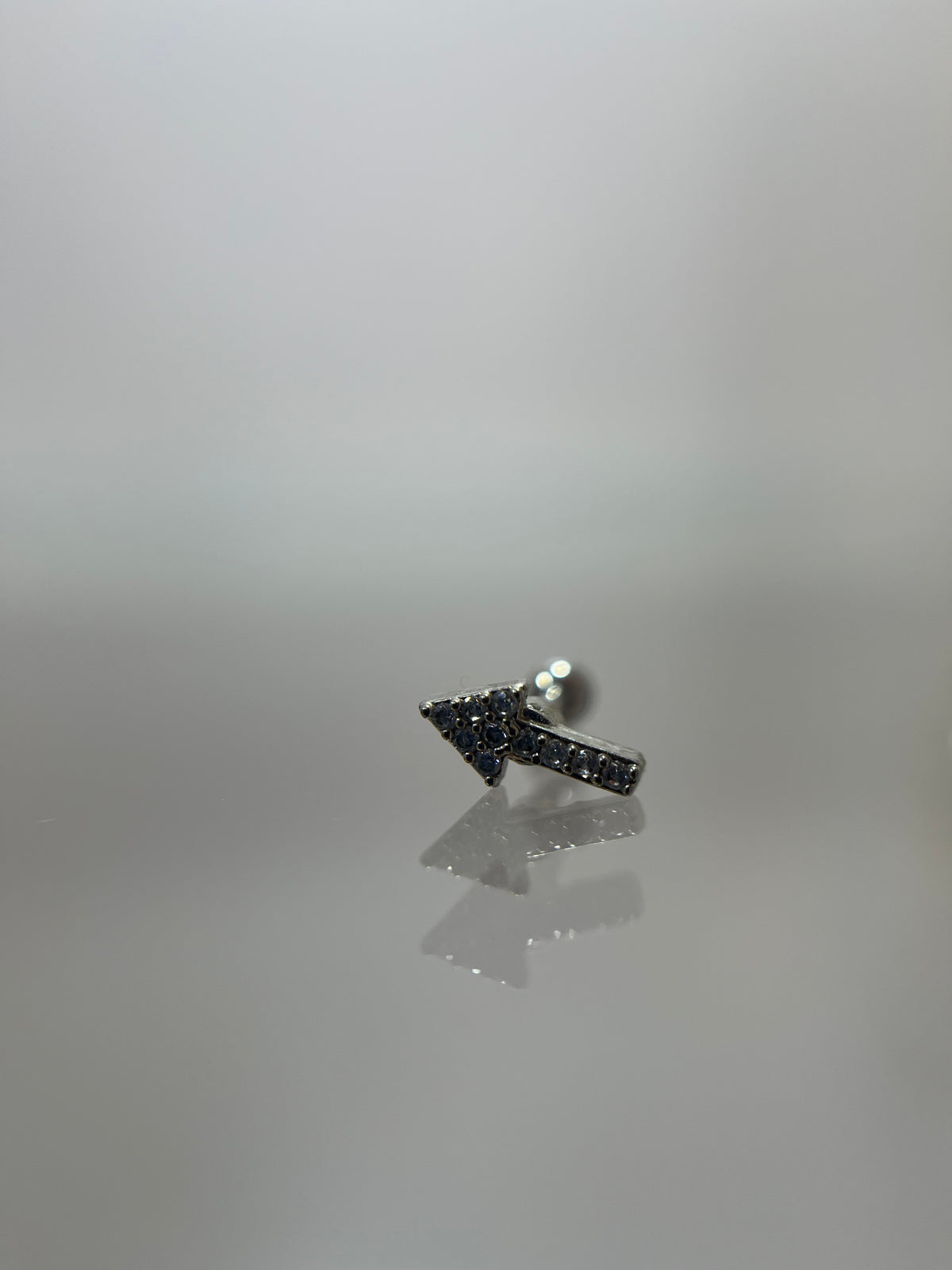 Piercing flecha acero plateado (cierre bolilla)