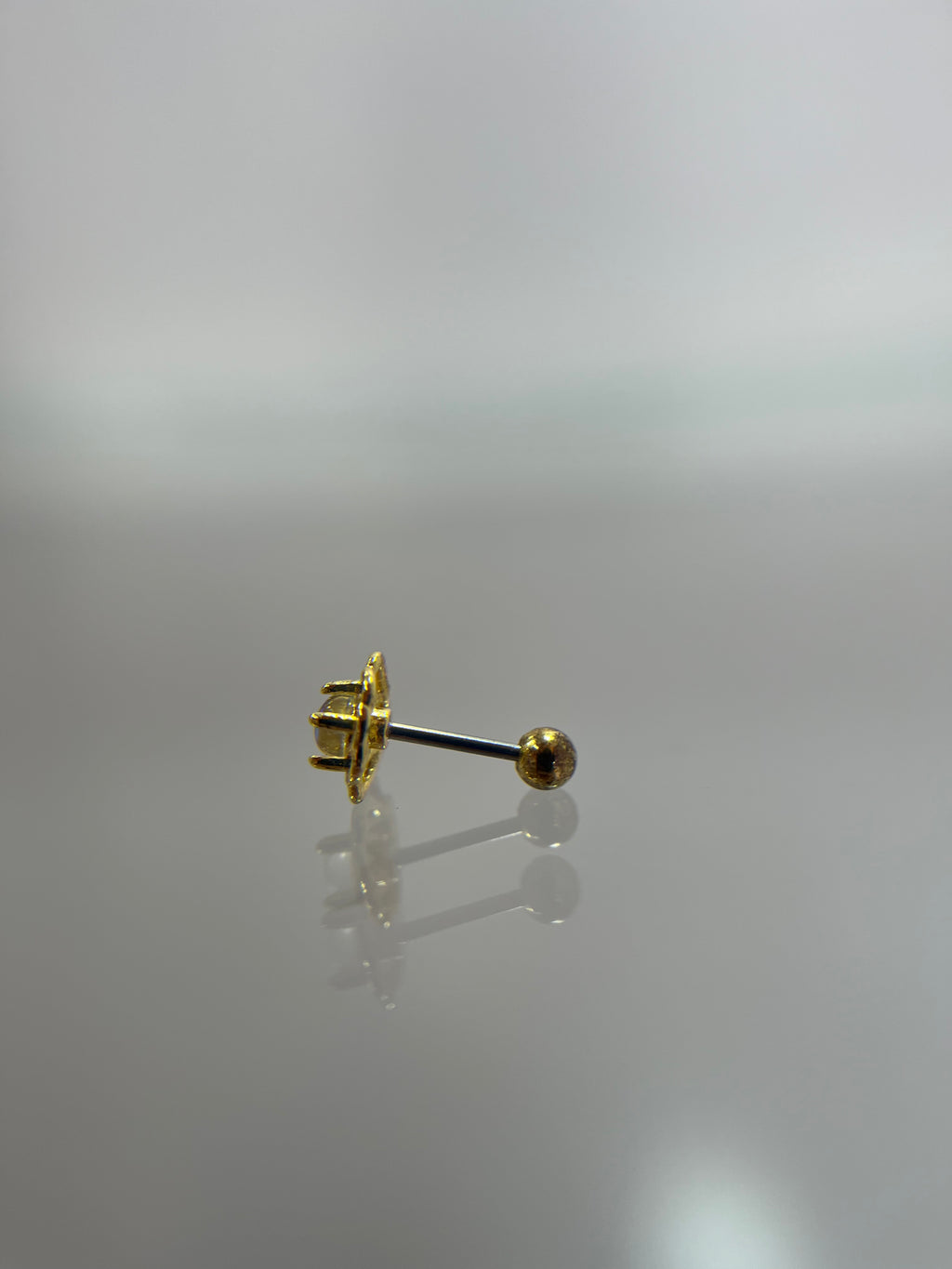 Piercing escarabajo titanium dorado (cierre bolilla)