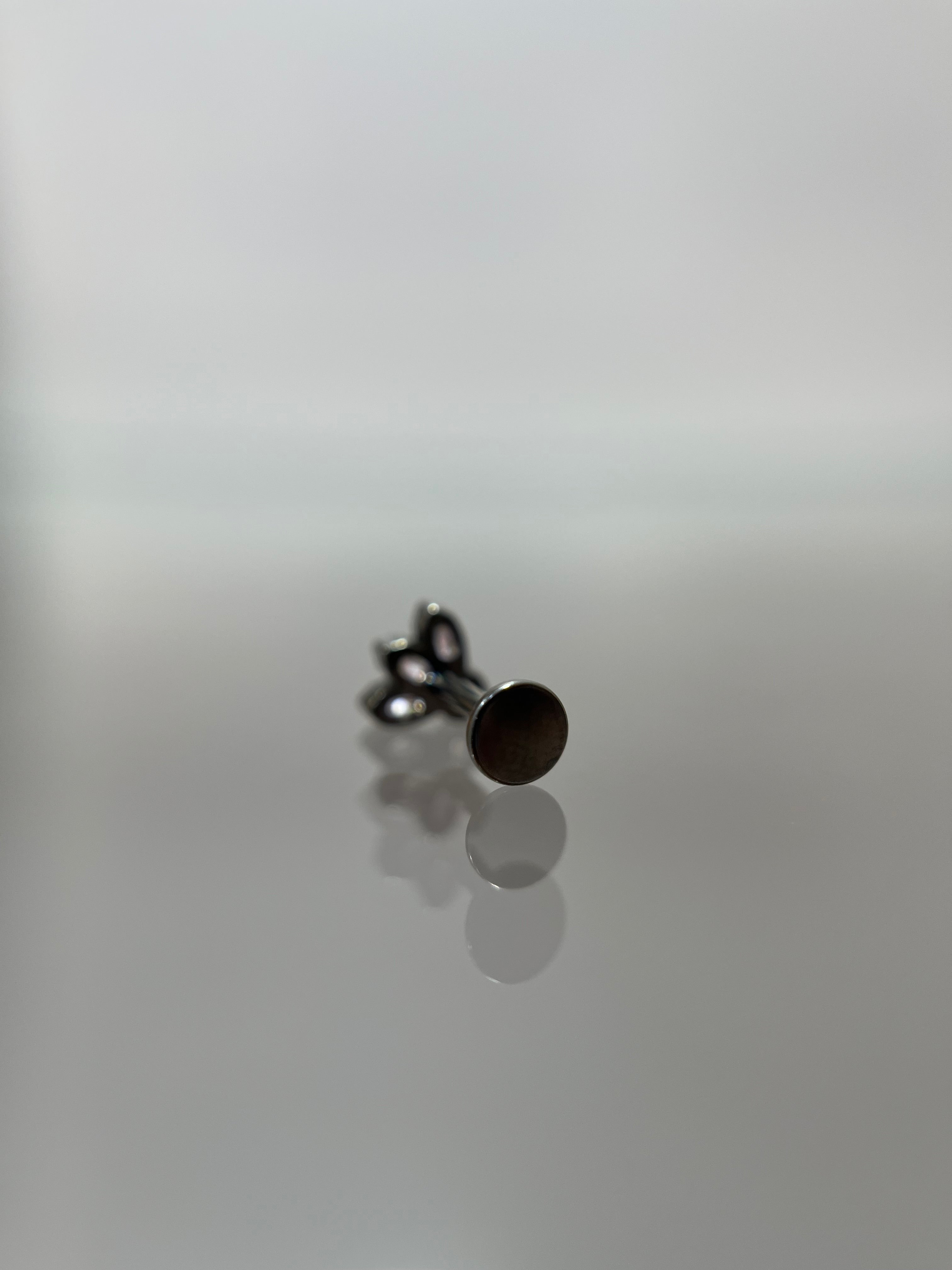 Piercings flor rosa (cierre plano)