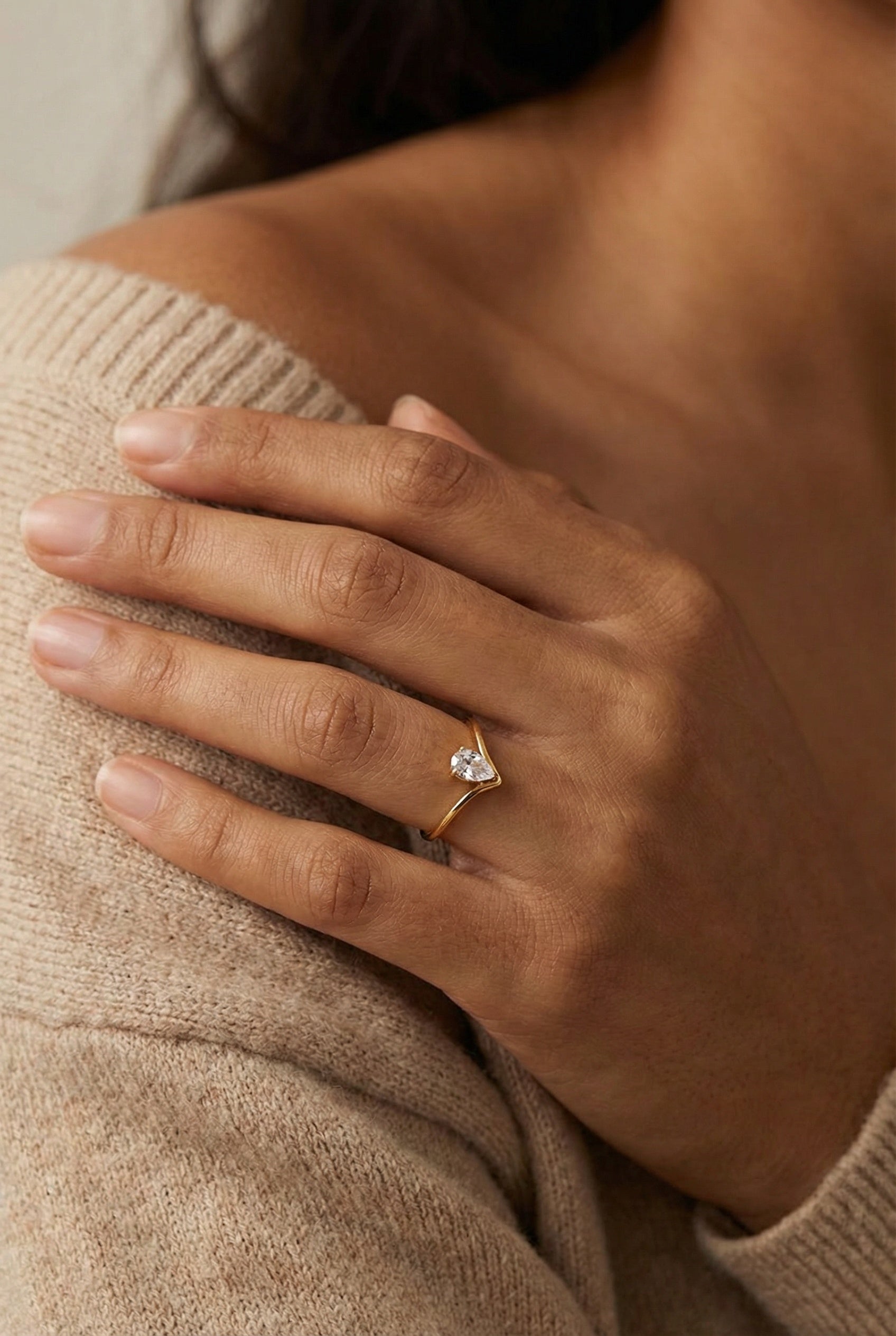 Anillo con perla incrustada