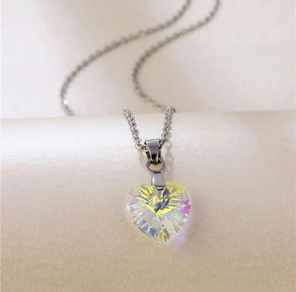 Collar con corazón tornasol