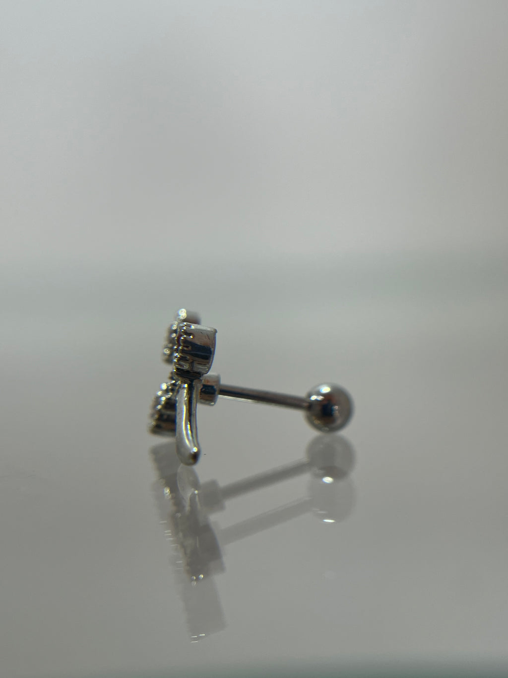 Piercing daga acero plateado (cierre bolilla)