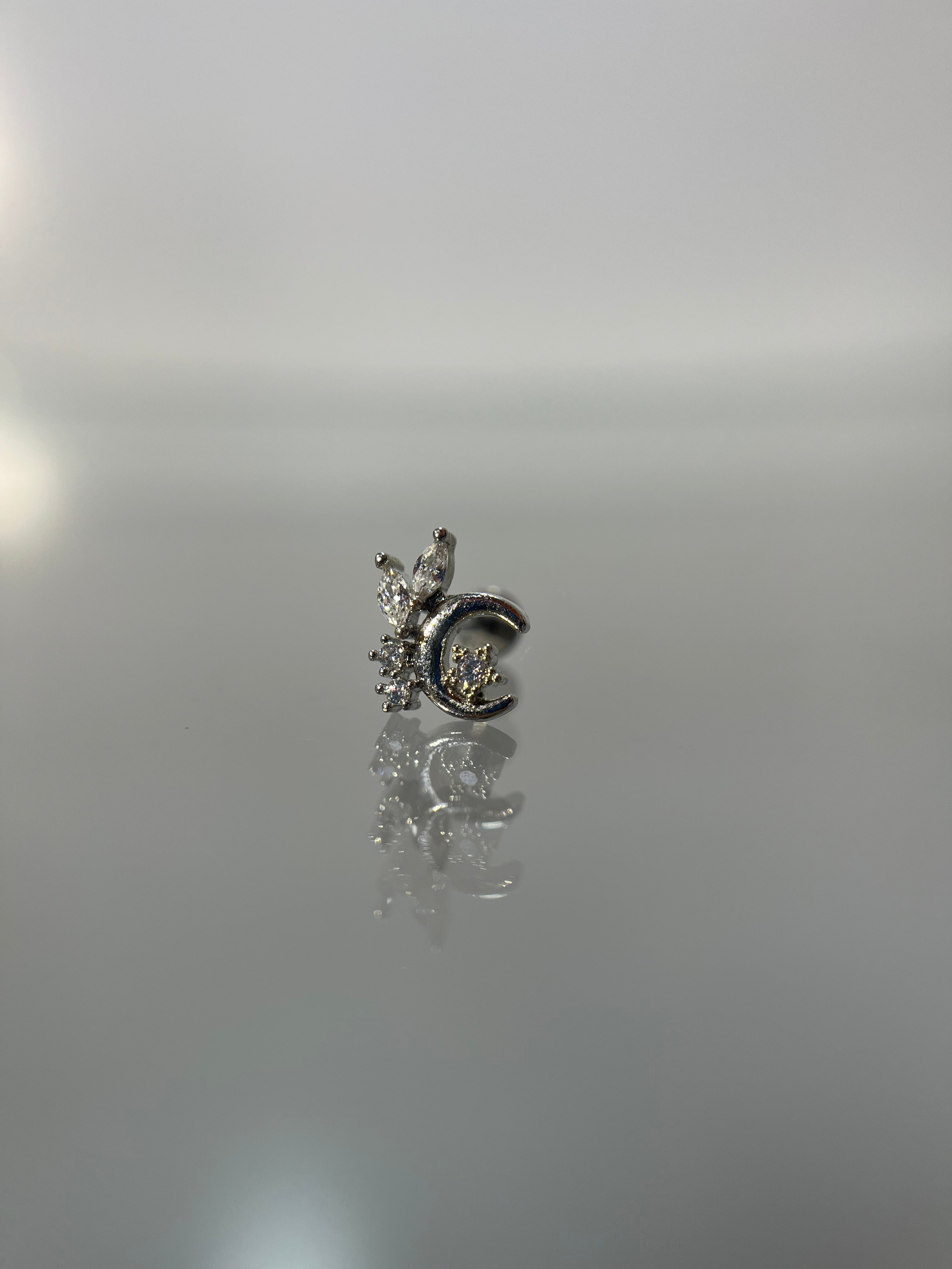 Piercings luna de hada (cierre plano)