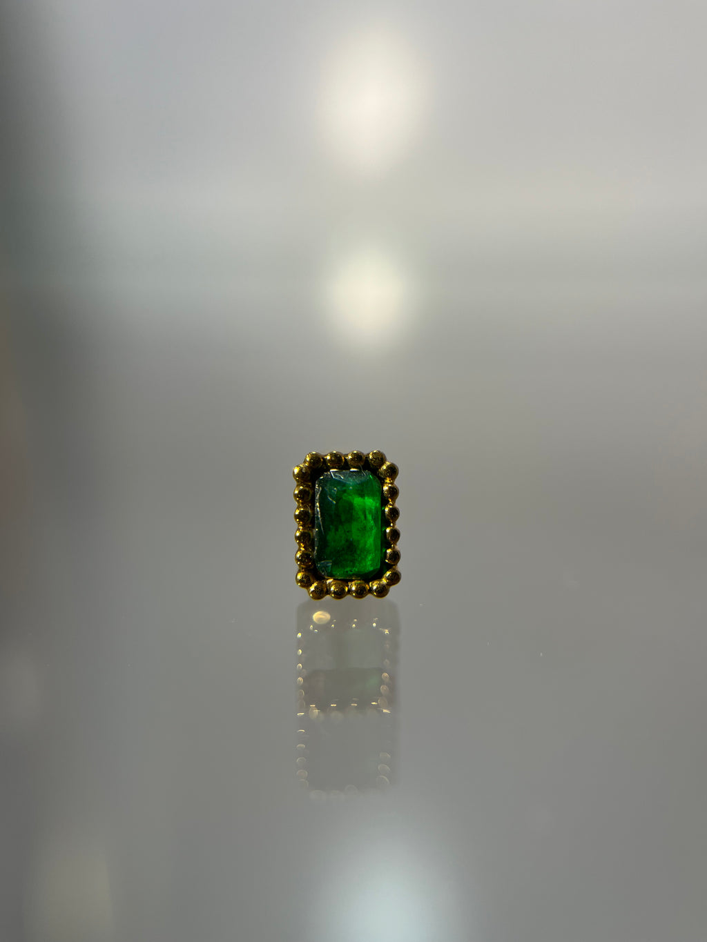 Piercing piedra verde (cierre esfera)