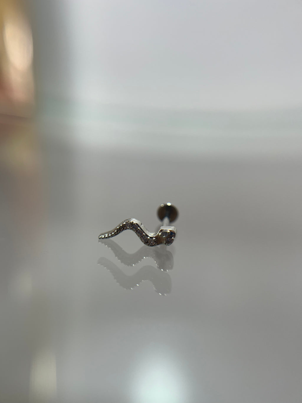 Piercings serpiente con diamantes (cierre plano)