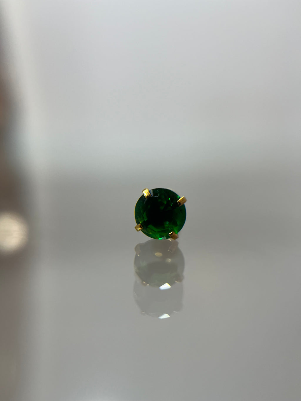 Piercing esmeralda titanium dorado (cierre bolilla)