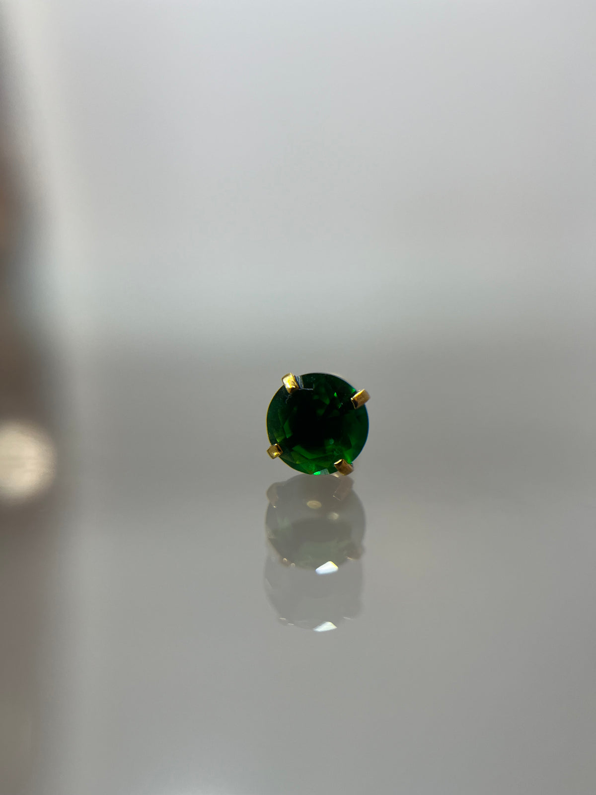 Piercing esmeralda titanium dorado (cierre bolilla)