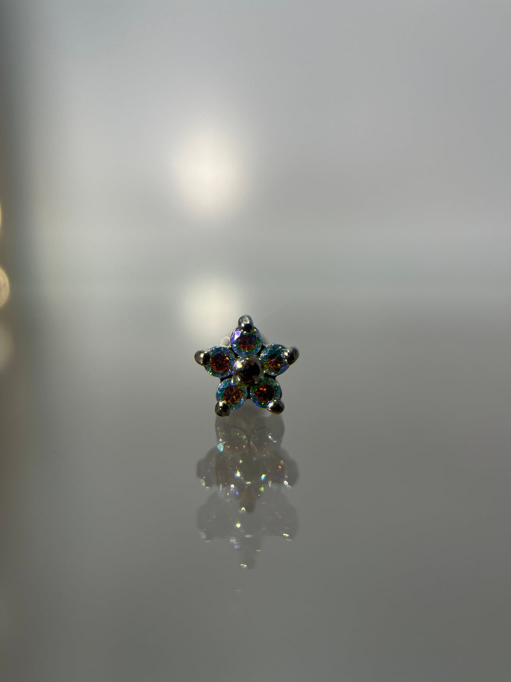 Piercings flor (cierre plano)