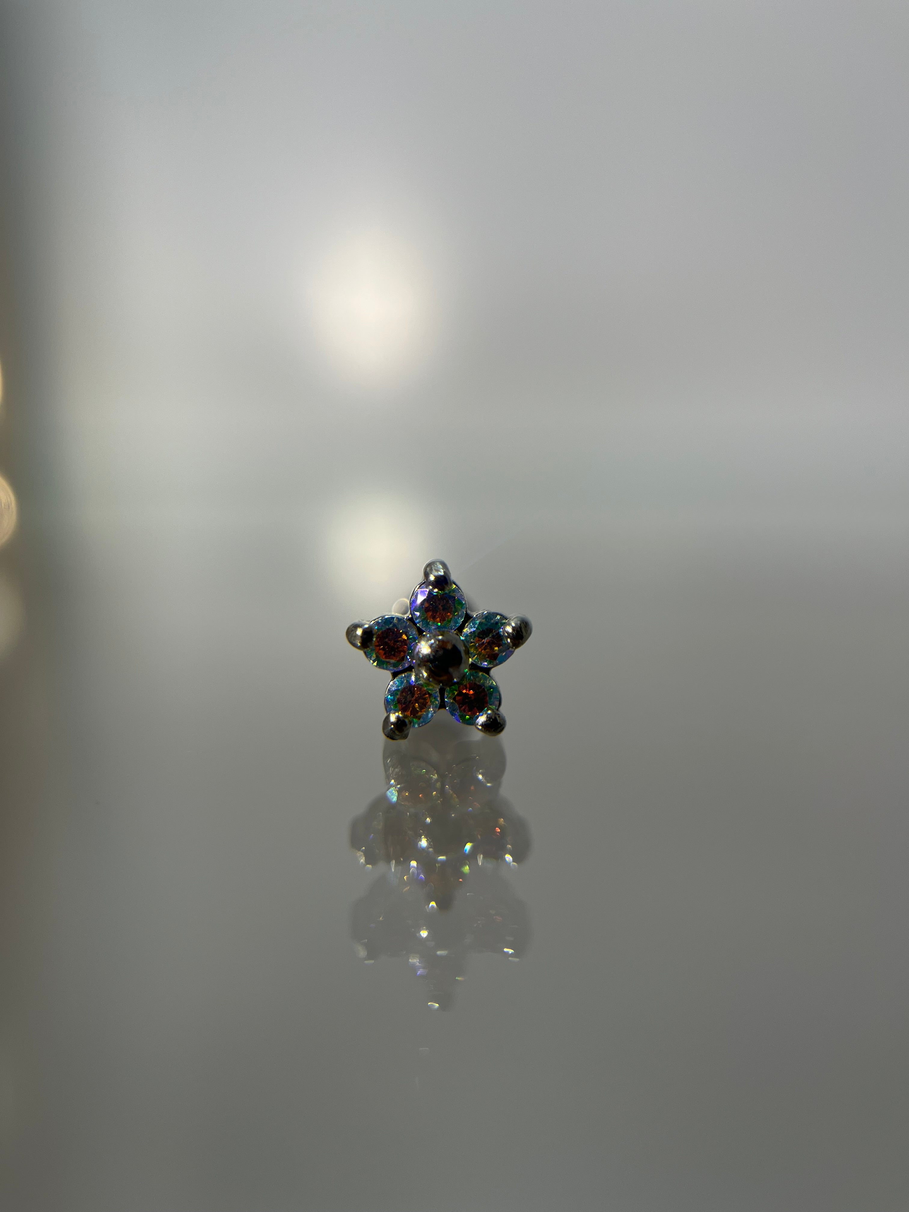 Piercings flor (cierre plano)