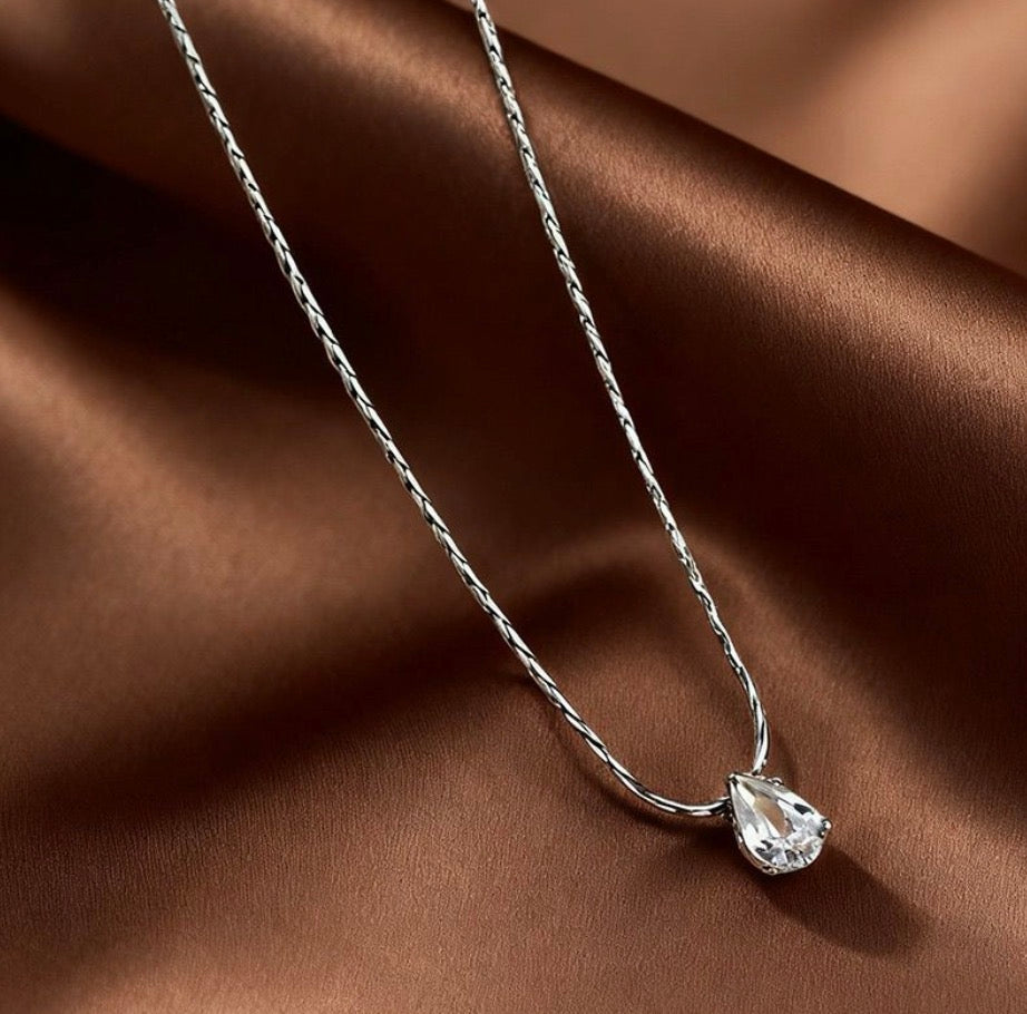 Collar con cristal en forma de gota
