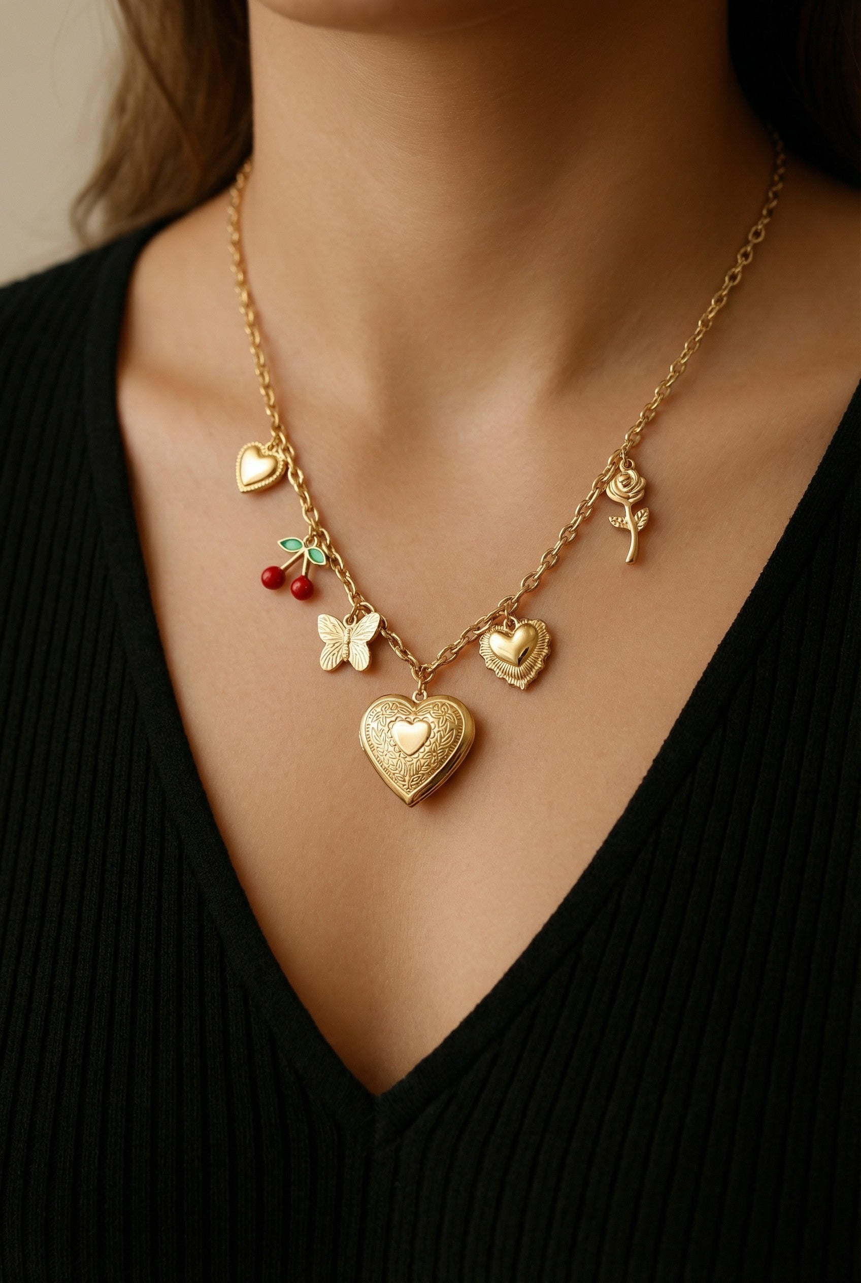 Collar con charms y relicario