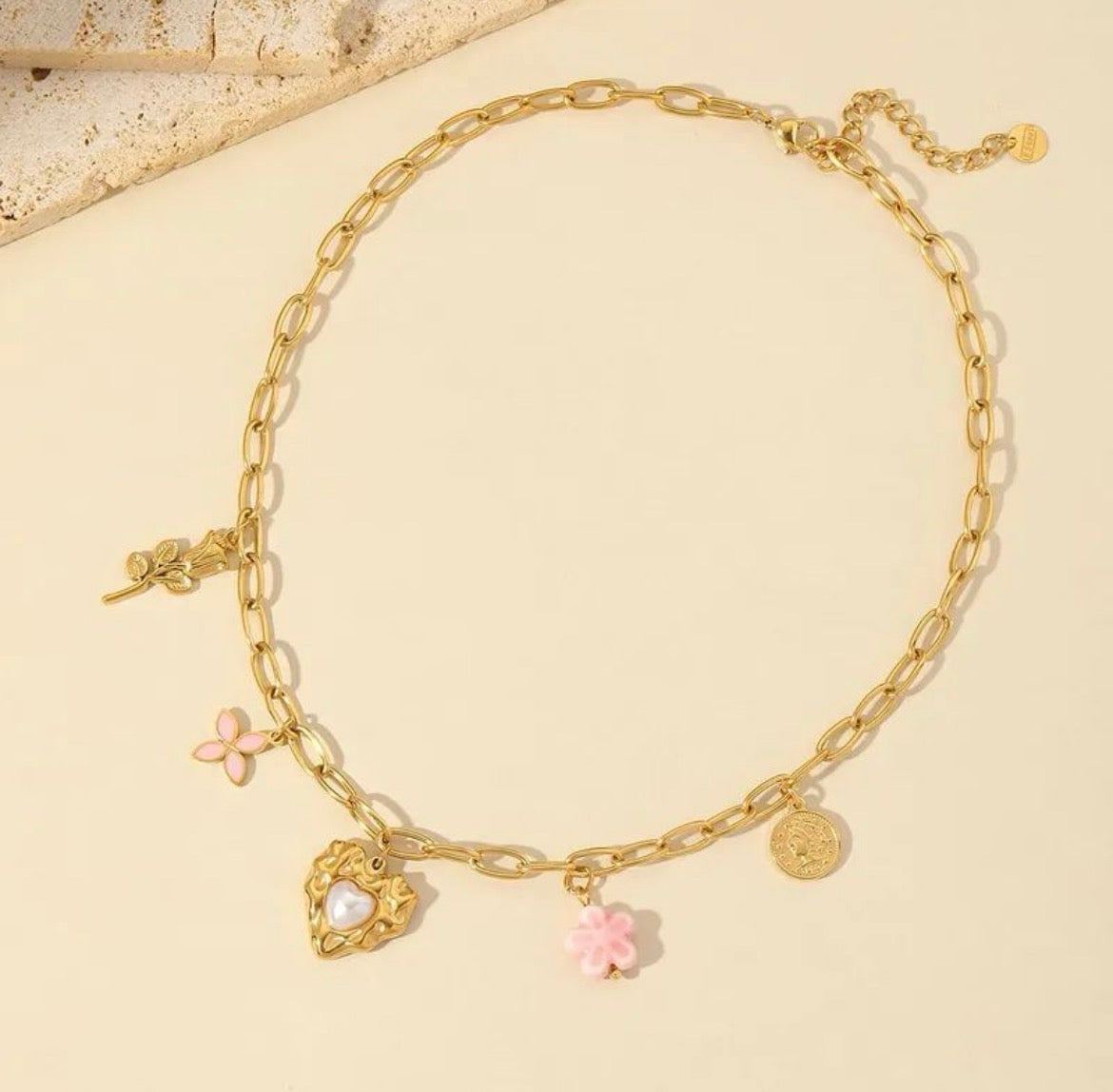 Collar con charms