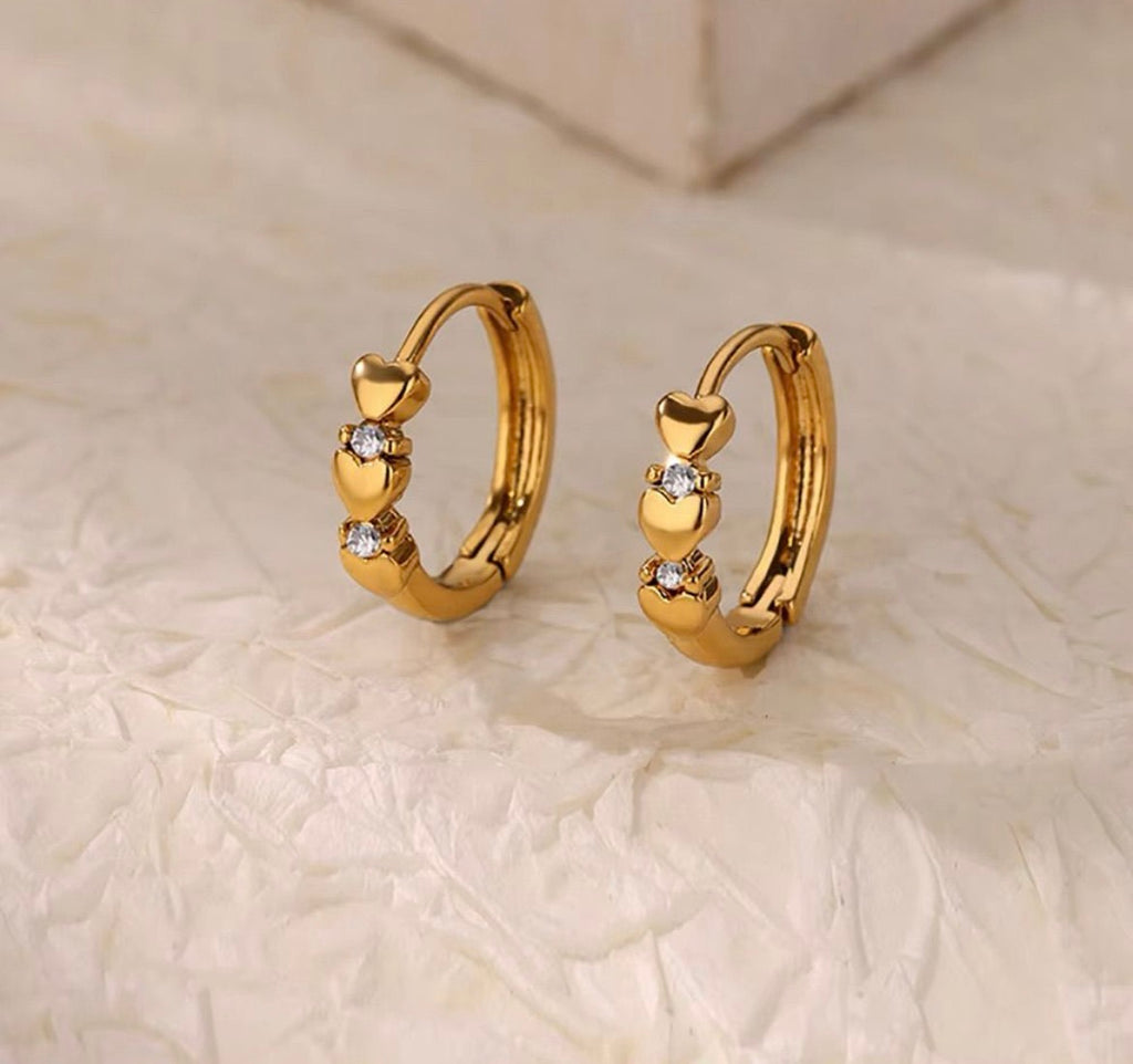 Argollas con corazones y cristales doradas
