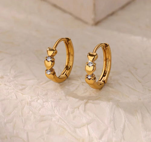 Argollas con corazones y cristales doradas