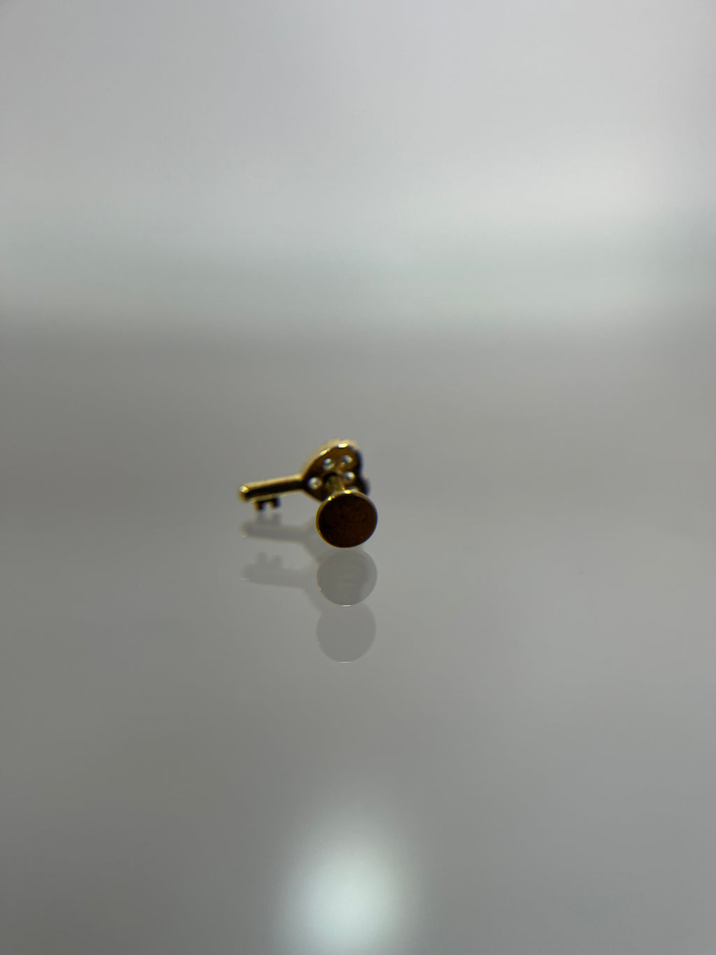 Piercing llave corazón titanium dorado (cierre plano)