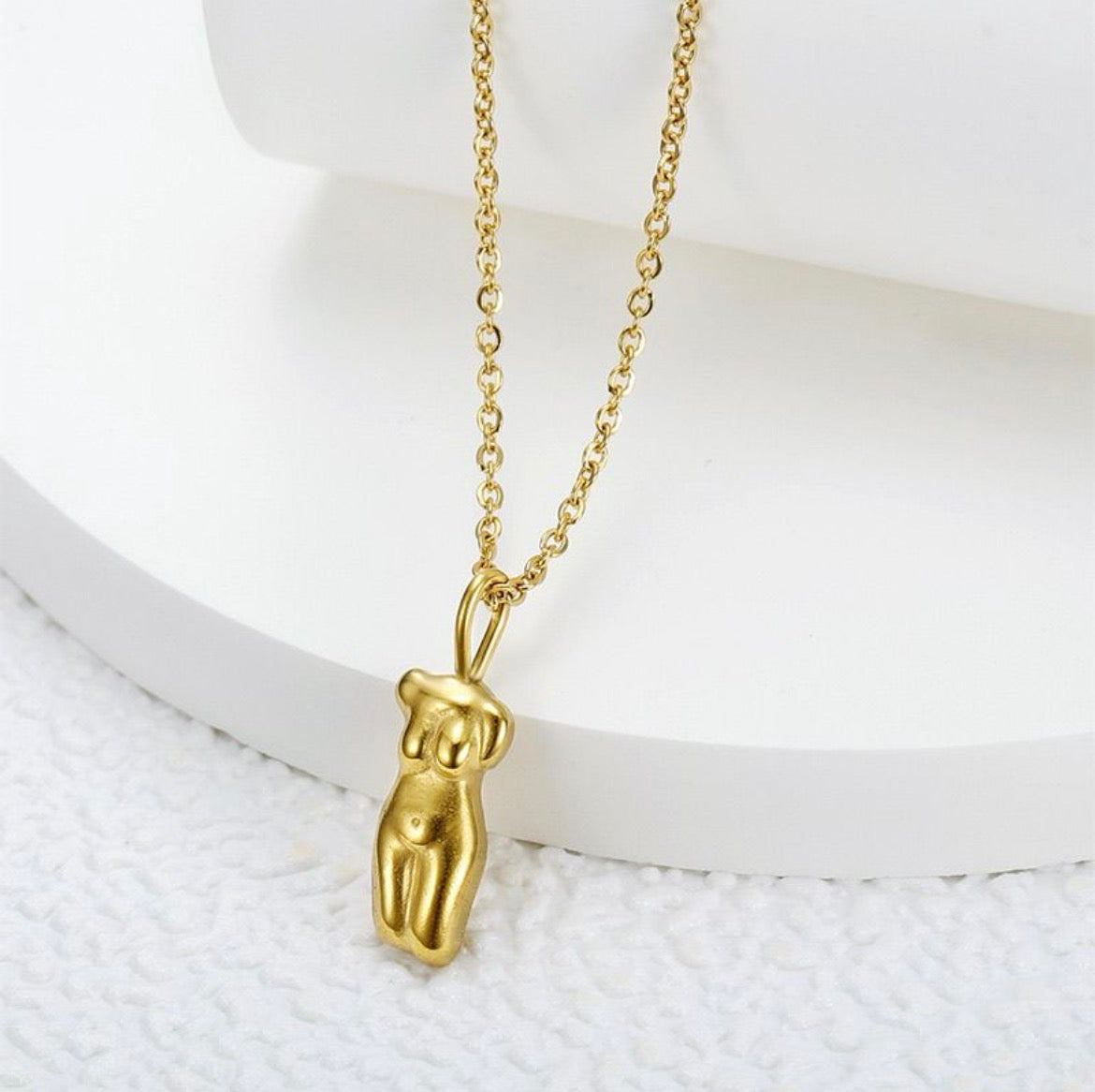 Collar de silueta de mujer dorado