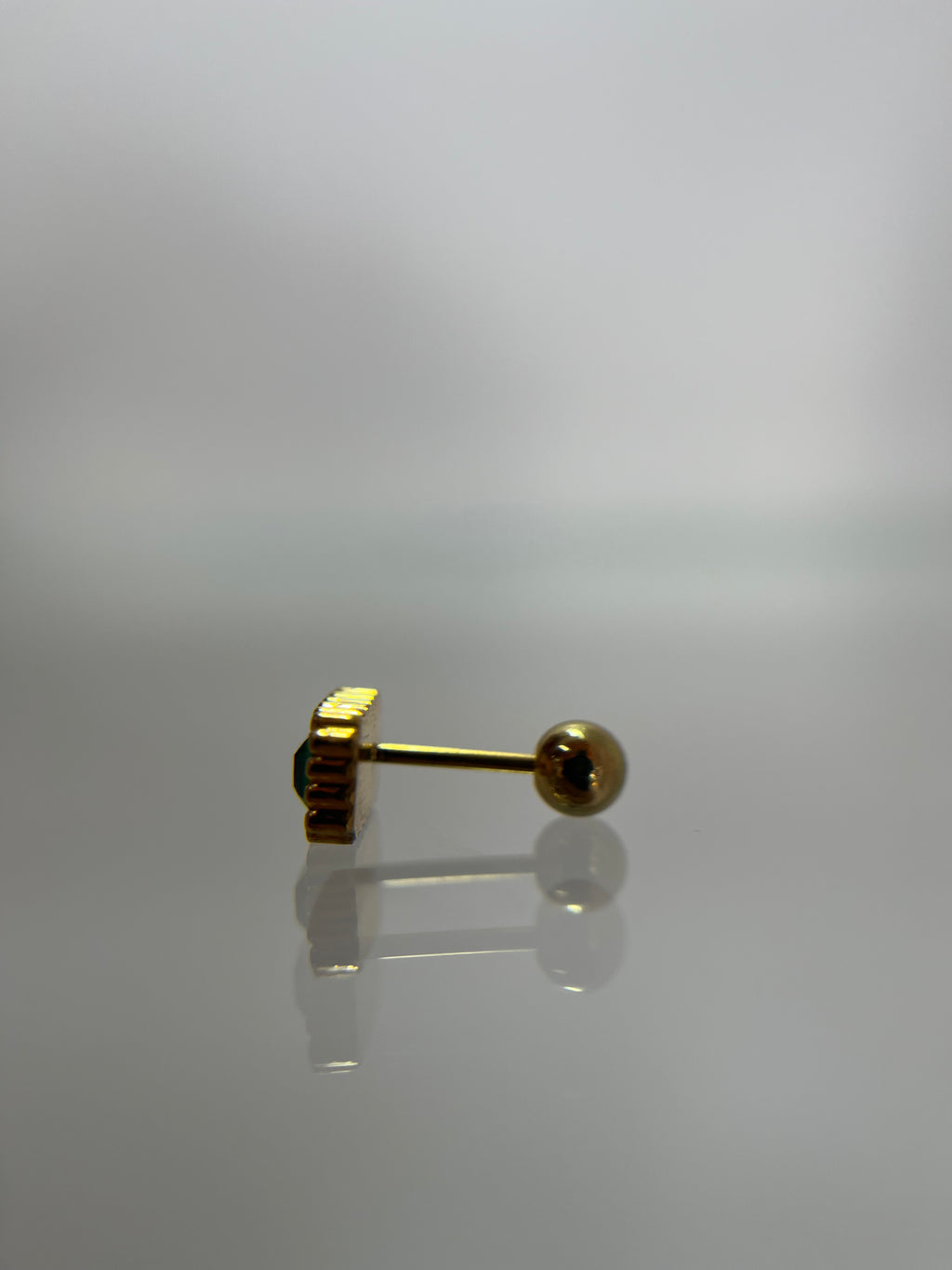 Piercing rectangular titanium dorado (cierre bolilla)